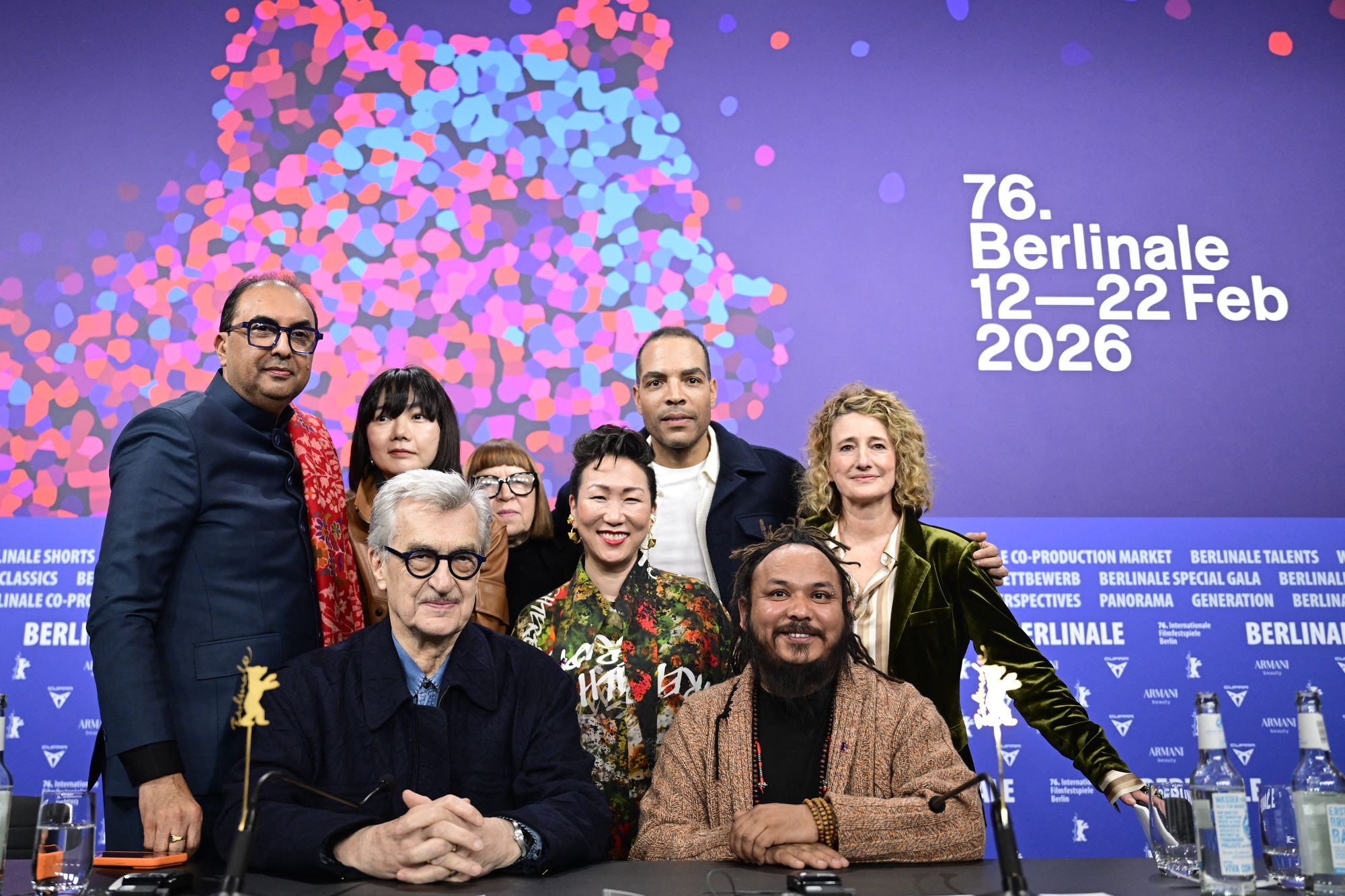 Чланови жирија Берлинала 2026. на конференцији за новинаре 76. Берлинала; Фестивал се суочава са негативним реакцијама откако је председник жирија Вим Вендерс (предњи лево) рекао да филмски ствараоци „морају да се држе подаље од политике“