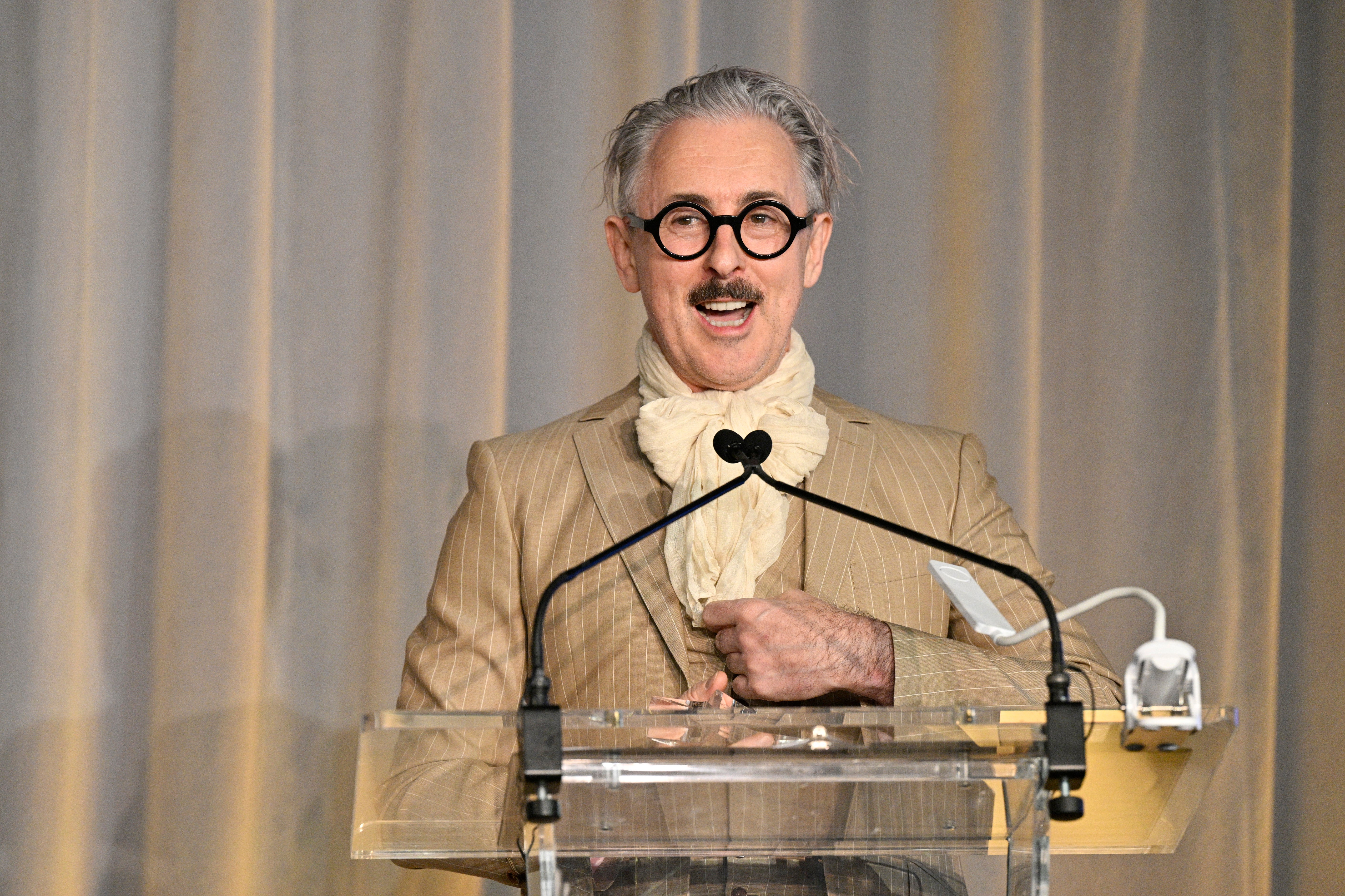 Алан Каминг ће одржавати ствари без проблема