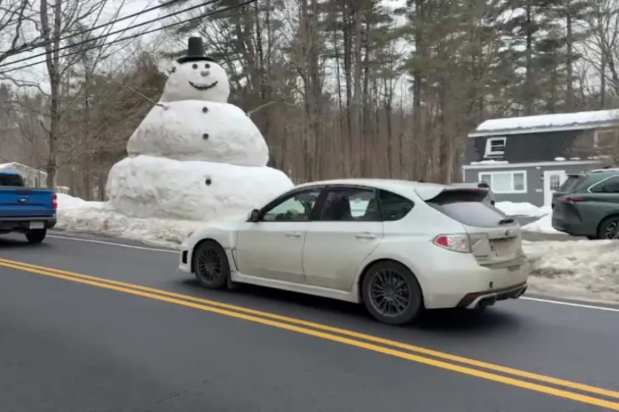 <p>Parker the snowman, standing 20 feet tall and 21 feet wide, stops traffic outside the Aalerud’s home in Shirley, Massachusetts</p>