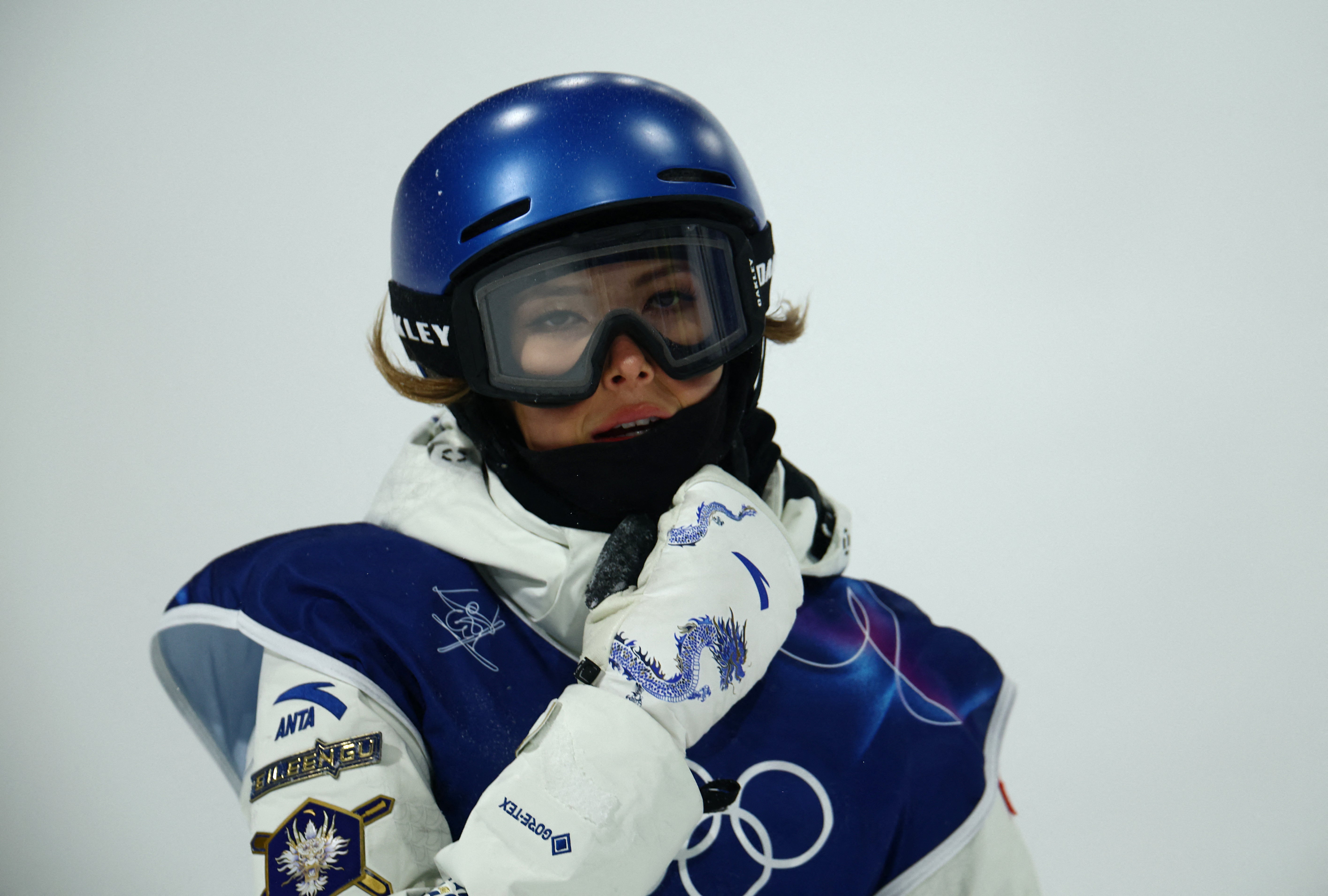 Gu clipped the lip of the halfpipe on her third trick, knocking her left ski off and sending her skittering to the bottom of the course