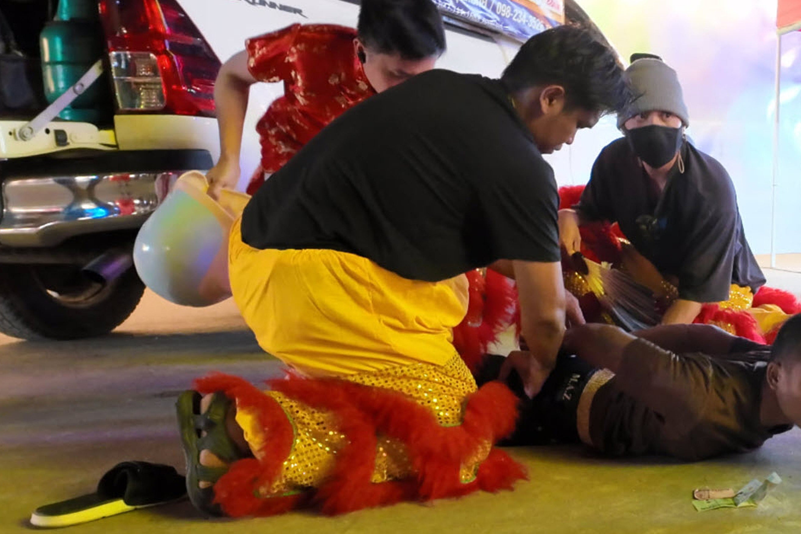 Thai police, disguised as lion dance performers, catch a burglary suspect