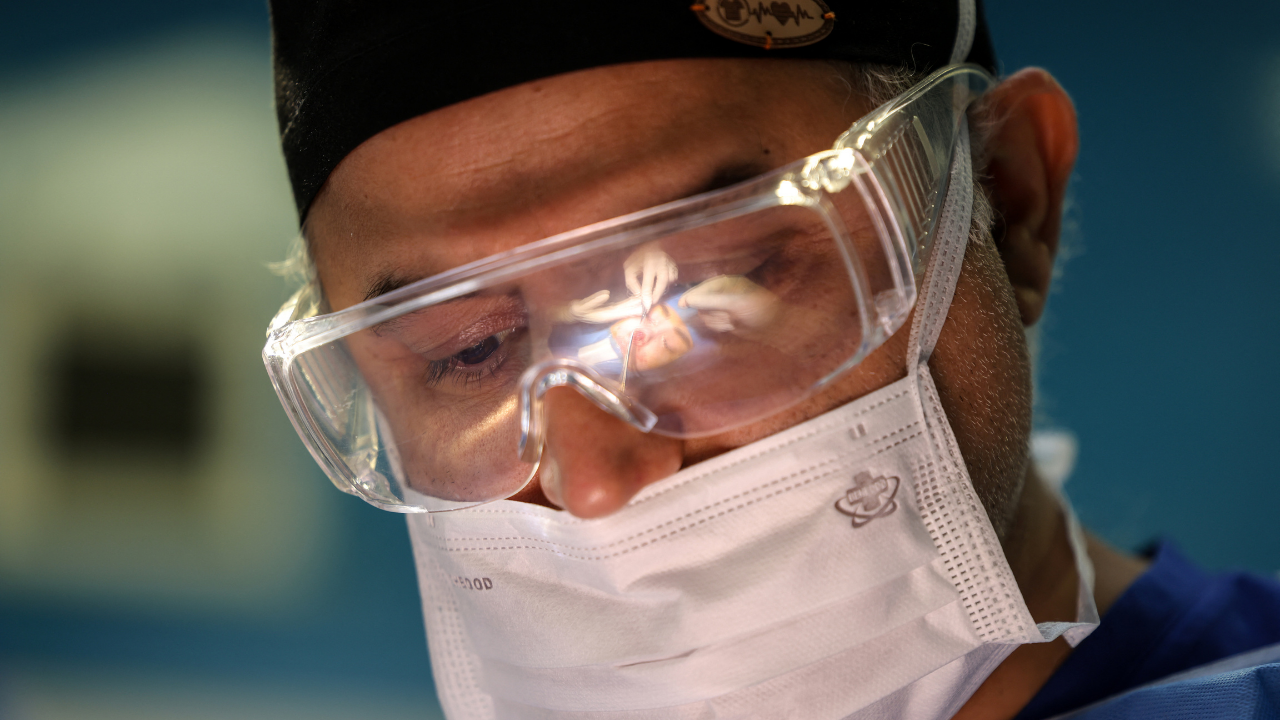 Iran targets doctors and lawyers for helping protesters