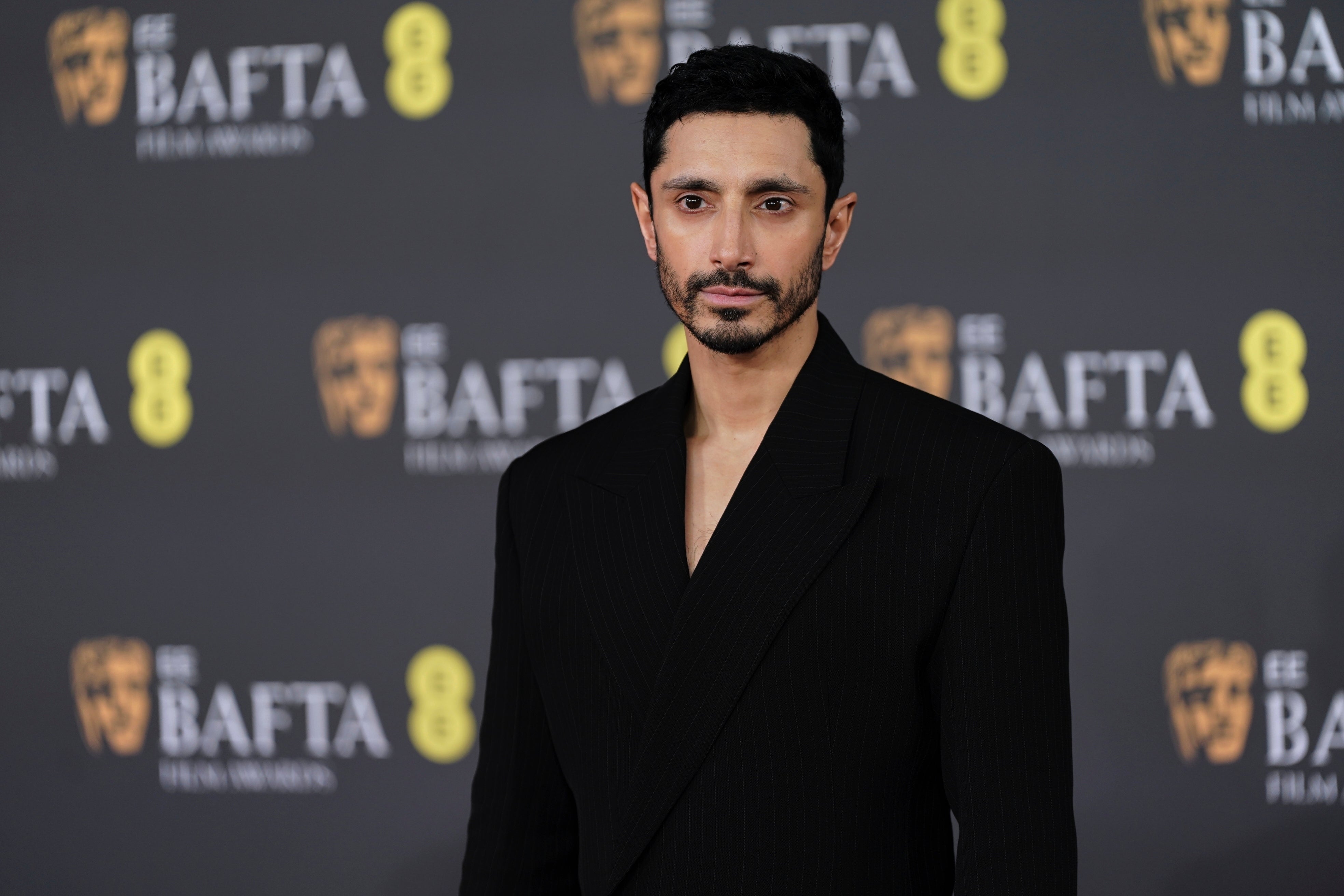 Riz Ahmed condurrà lo spettacolo del 4 aprile che includerà anche i sostenitori indie degli anni 2000 Kasabian