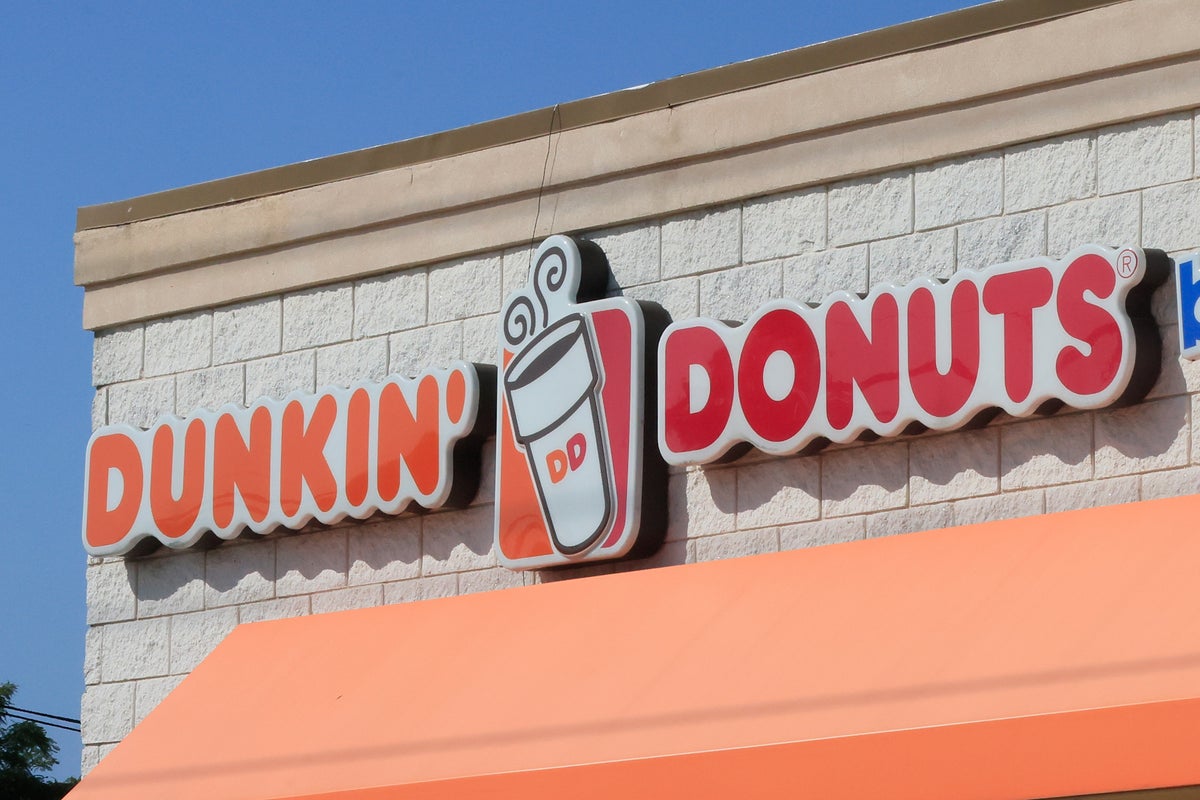 Dunkin'-Fans sind frustriert, da die neuen Kaffeeeimer nur in wenigen ...