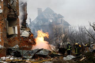 Vatrogasci rade na mjestu stambene zgrade oštećene tijekom napada ruskih bespilotnih letjelica i projektila u Kijevu