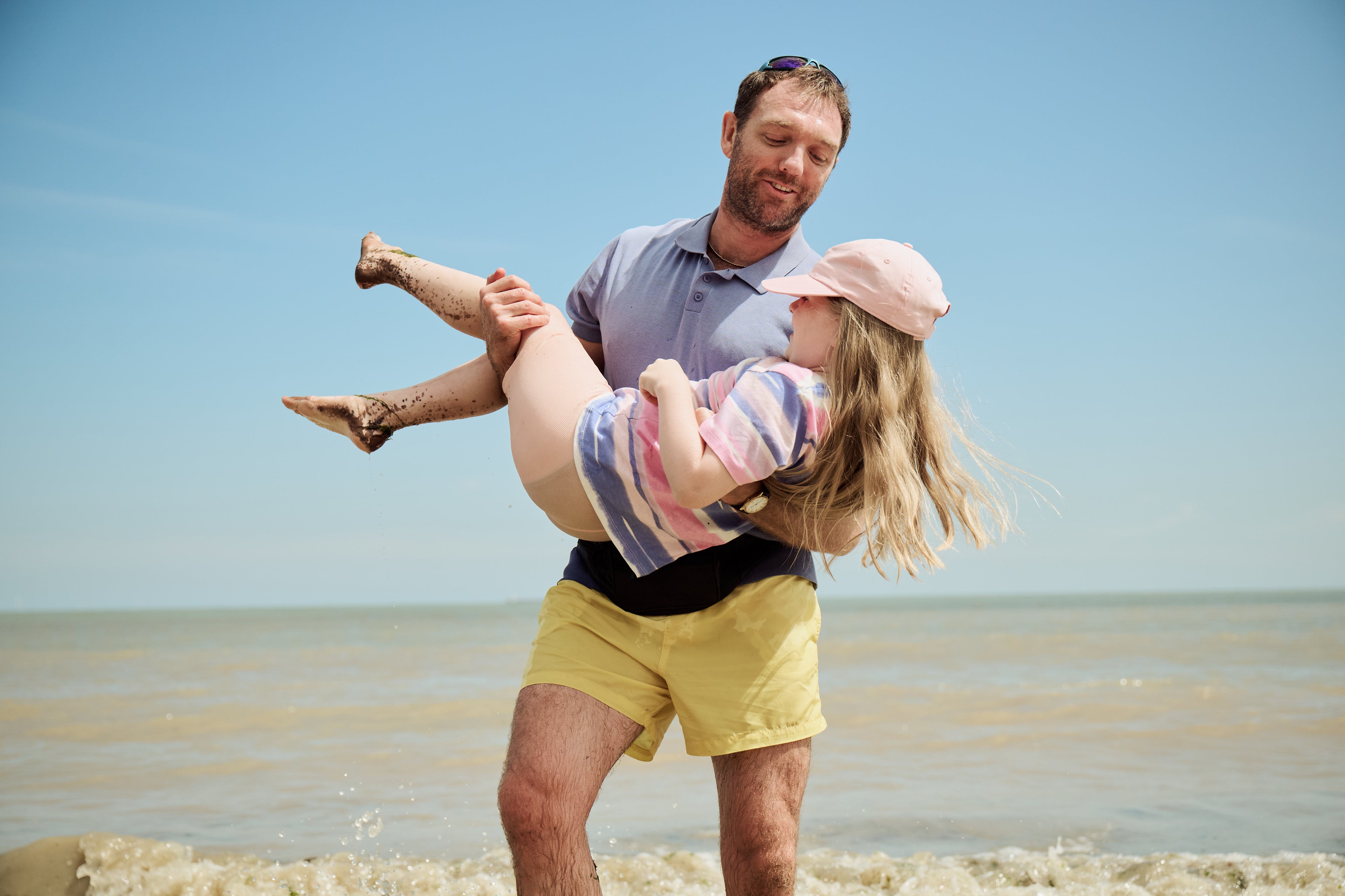 Том Мекеј као Марк Прин и Медисон Вотерворт као његова ћерка Хедер