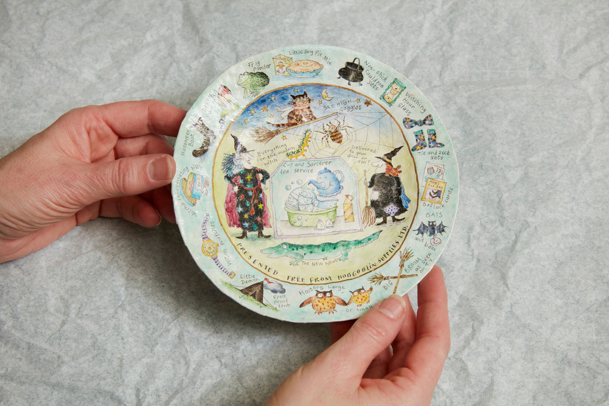 Папиер мацхе чинија коју је дизајнирала Јанет Ахлберг за Аллана користећи дизајне са вештичиног летака