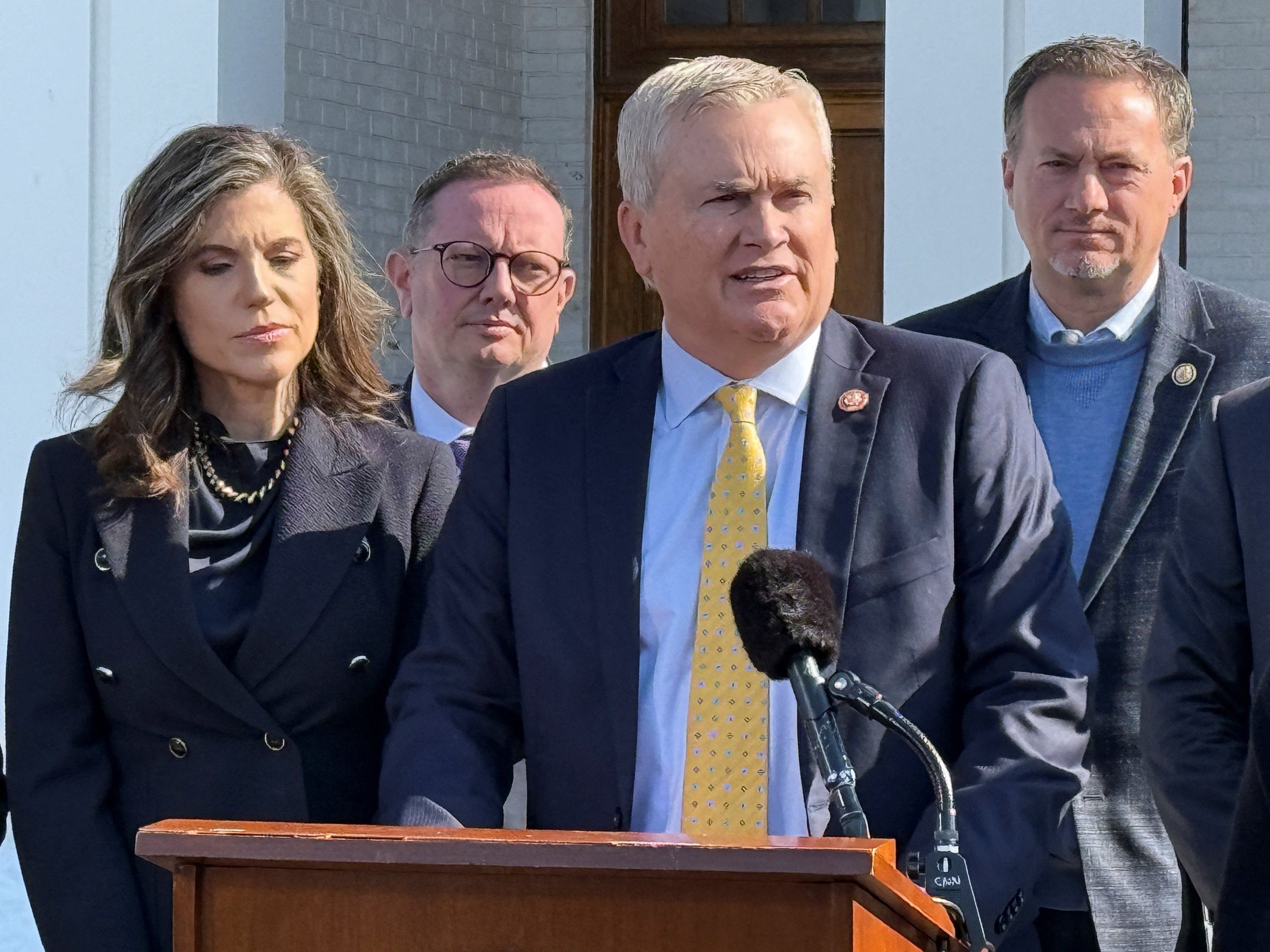 Republikanci u Odboru za nadzor Zastupničkog doma nastavljaju istraživati ​​slučaj i sada su pozvali ministra trgovine Howarda Lutnicka i državnu tužiteljicu Pam Bondi da daju dokaze