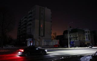 Automobil se vozi mračnom ulicom tijekom nestanka struje, koji je prema lokalnim vlastima uzrokovan nedavnim ukrajinskim raketnim napadom na regionalni energetski sustav, usred rusko-ukrajinskog vojnog sukoba u Belgorodu u Rusiji