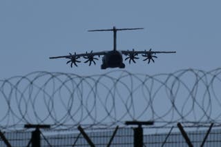 Transportni zrakoplov priprema se za slijetanje u zračnu bazu britanskog RAF-a Akrotiri u blizini Limassola, Cipar, utorak, 3. ožujka 2026.