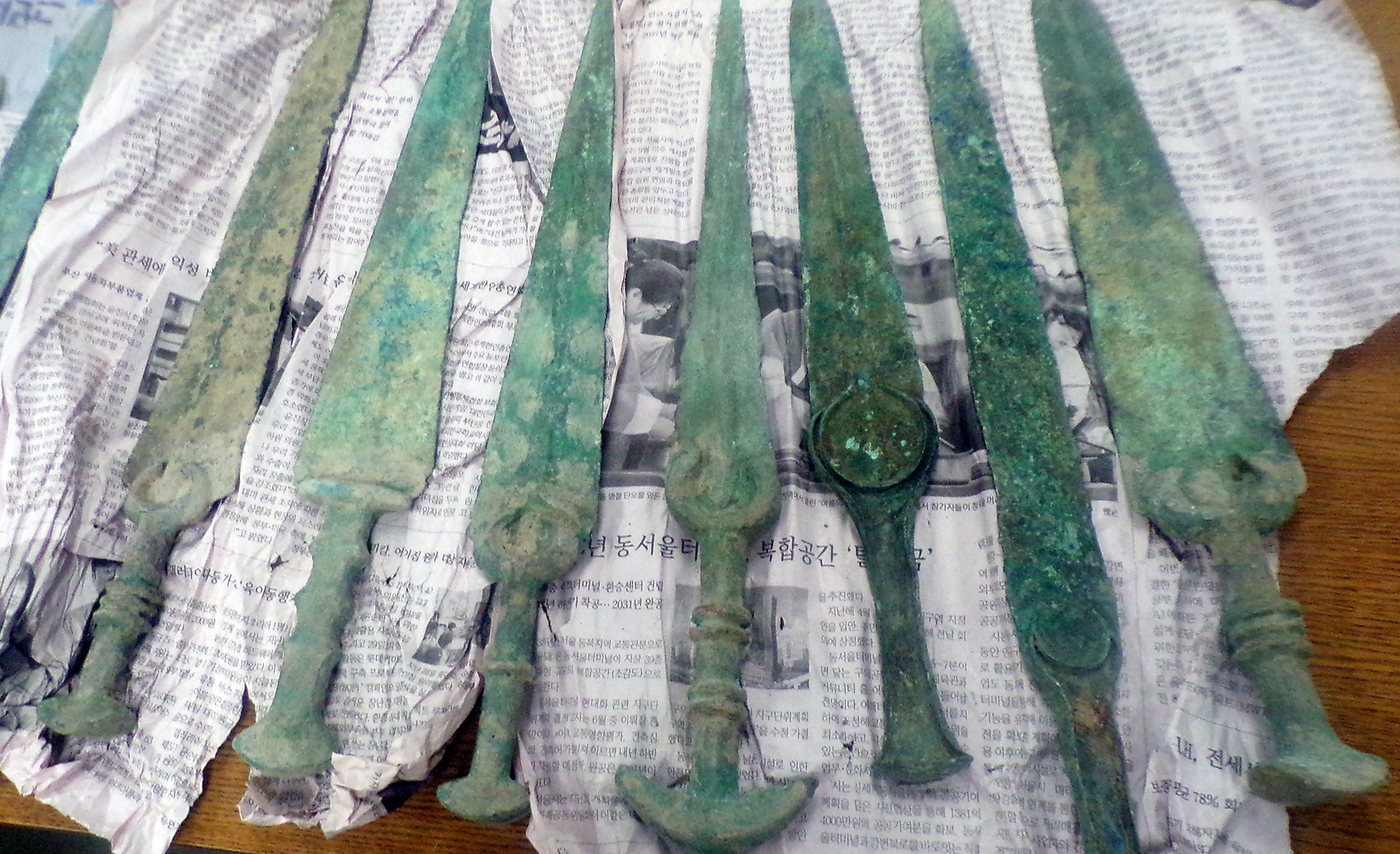 US border officials seize 4,000-year-old Bronze Age swords looted from Iran