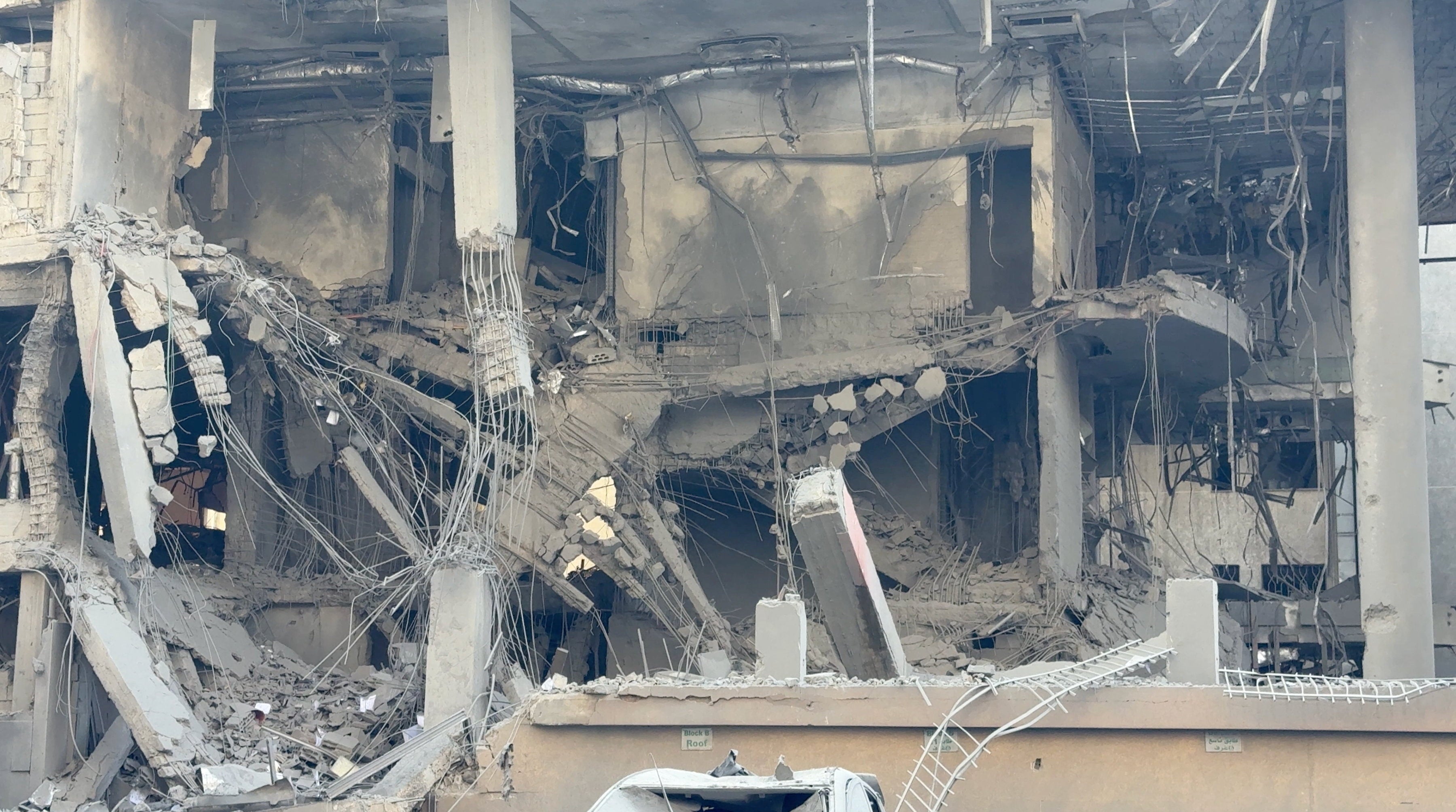 Поврежденное здание в Бейруте, Ливан, в среду после эскалации между Хезболлой и Израилем