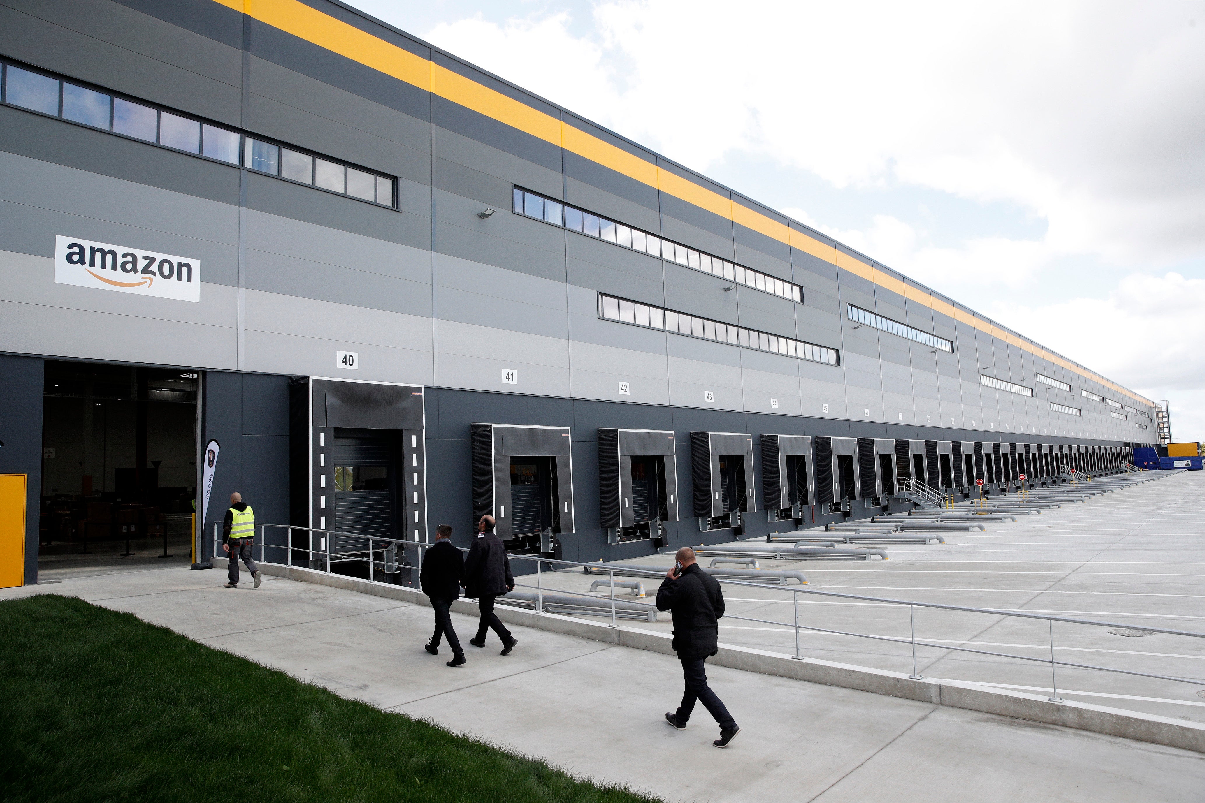 As he prepared for his impending surgery, Amazon storage worker Lashone Brown 'repeatedly reported to… HR that nan strategy was misclassifying his approved time off and accommodations arsenic unexcused absences,' according to his complaint. However, it alleges, HR ne'er did thing astir it