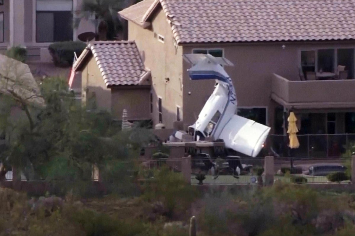 Three injured after plane crashes into backyard of Phoenix home