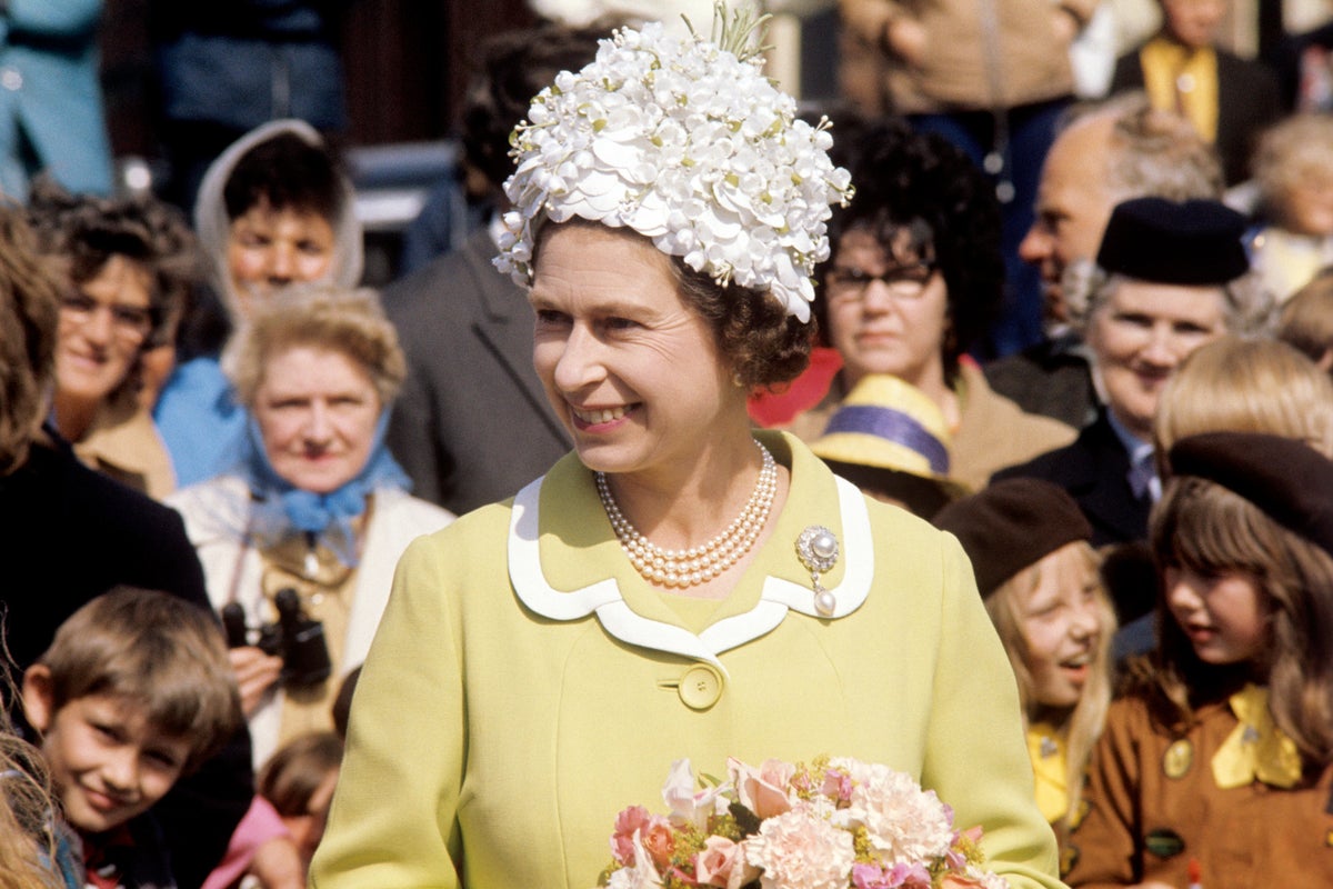 Centenary exhibition reveals Queen Elizabeth II was “closely involved” in designing her wardrobe Centenary exhibition reveals Queen Elizabeth II was “closely involved” in designing her wardrobe