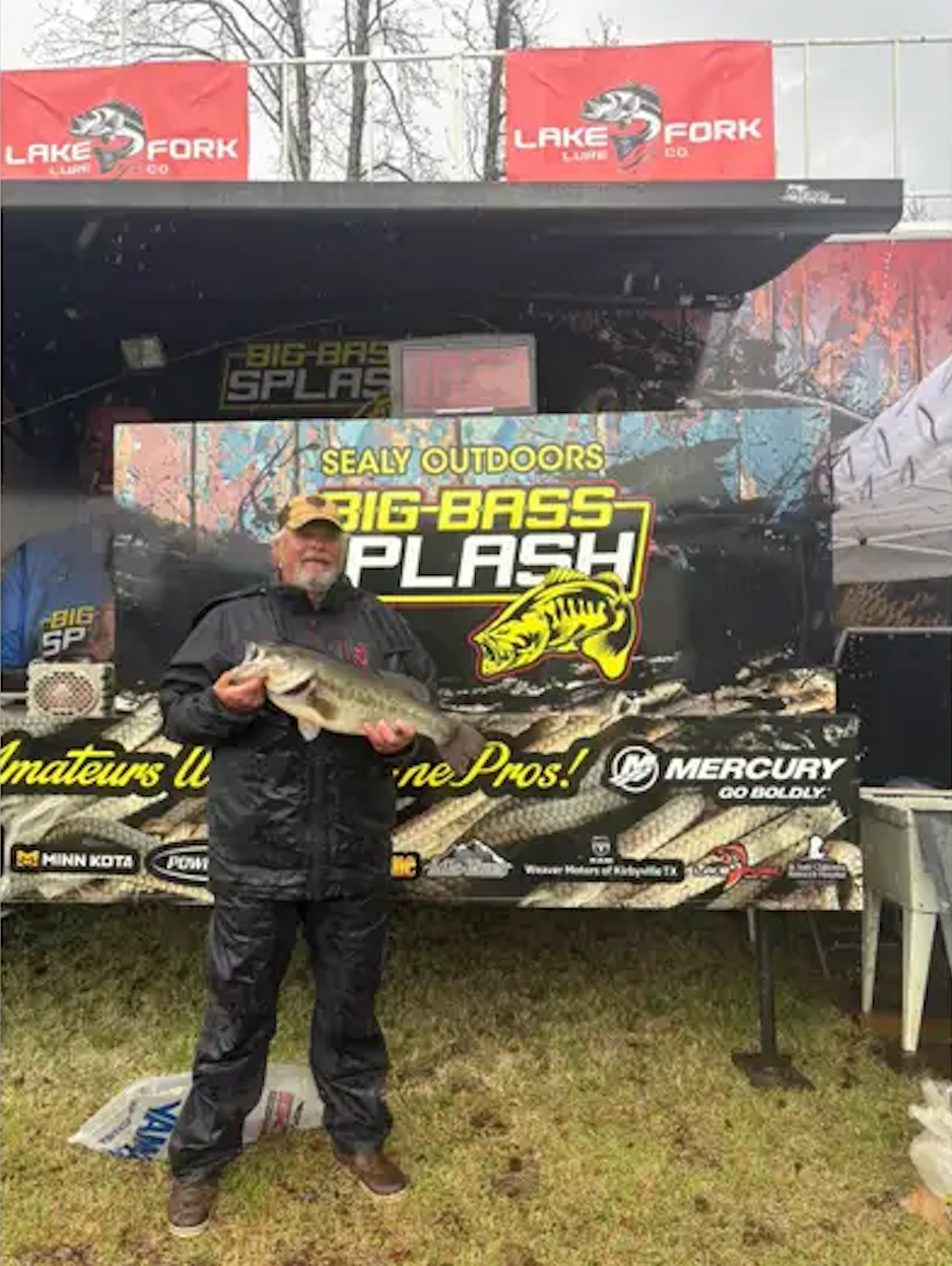 The victor of nan tournament's expansive prize was William McDaniel who presented a bass weighing 10.22 pounds