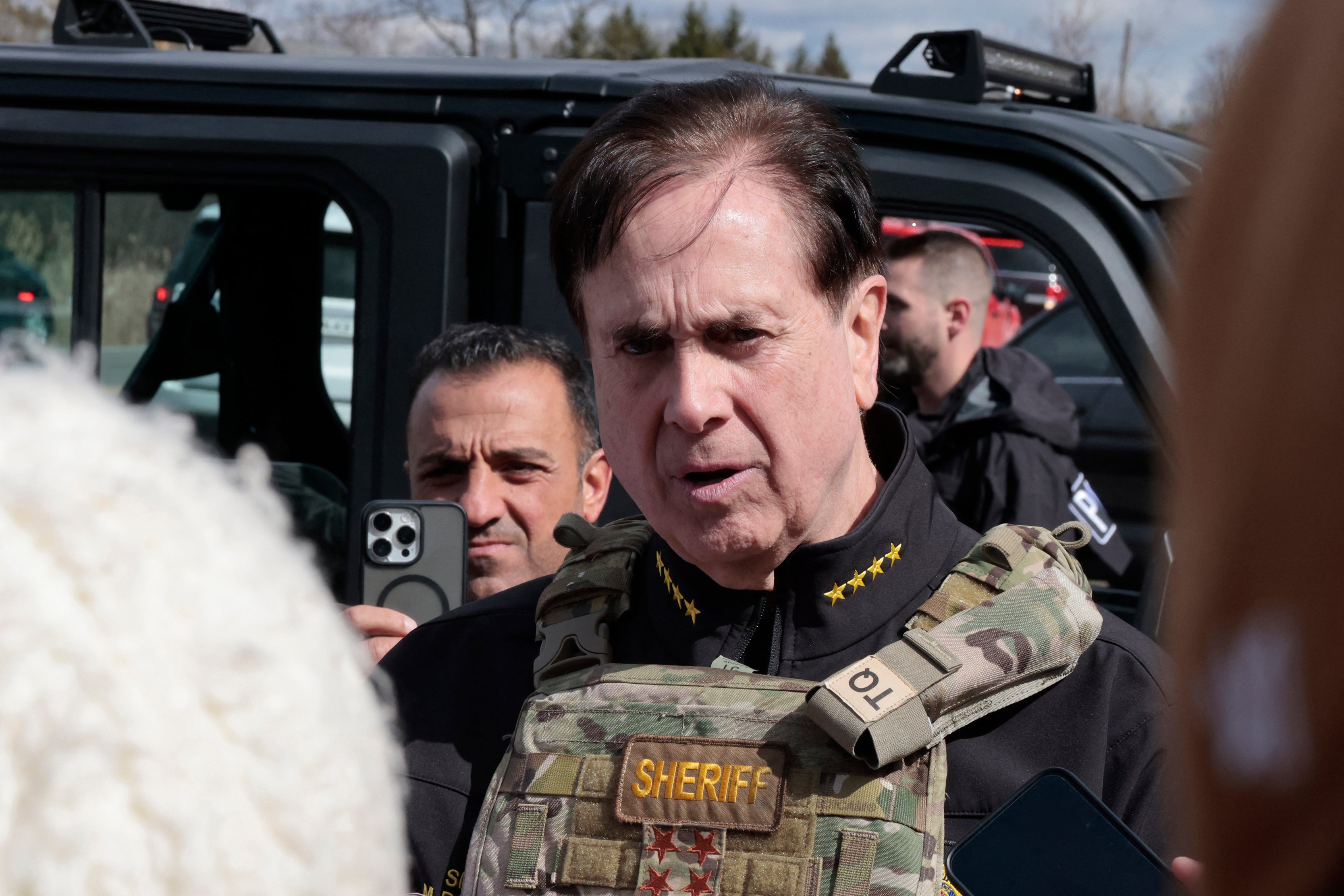 O xerife do condado de Oakland, Mike Bouchard, fala à mídia