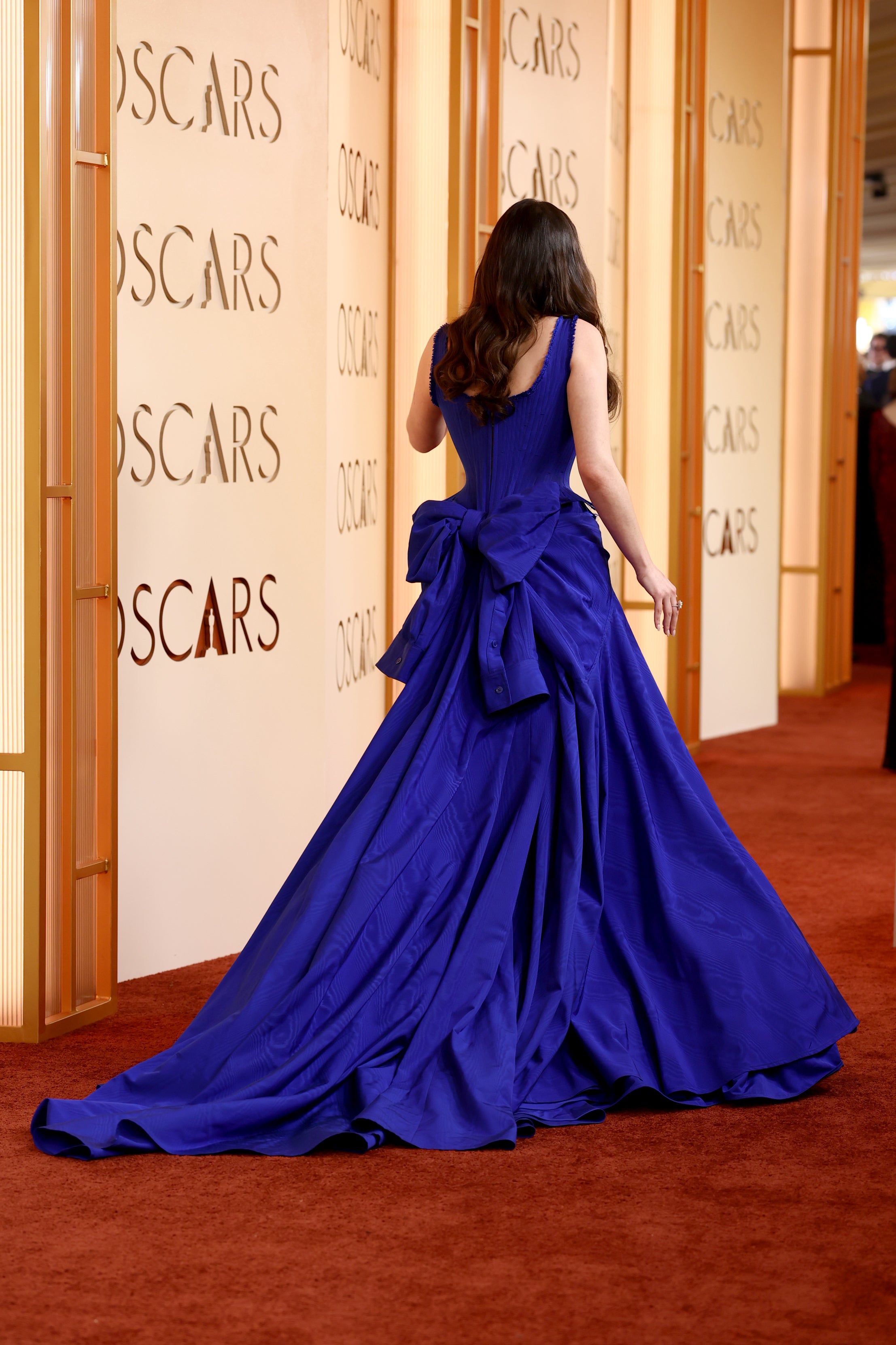 The actor’s dress had a stand-out blue bow on the back