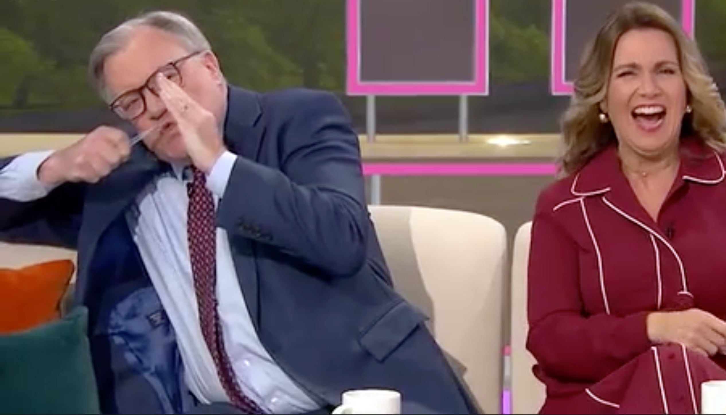 Ed Balls ha fatto finta di lavarsi i denti dopo aver visto Harry Styles baciare un membro del cast di 