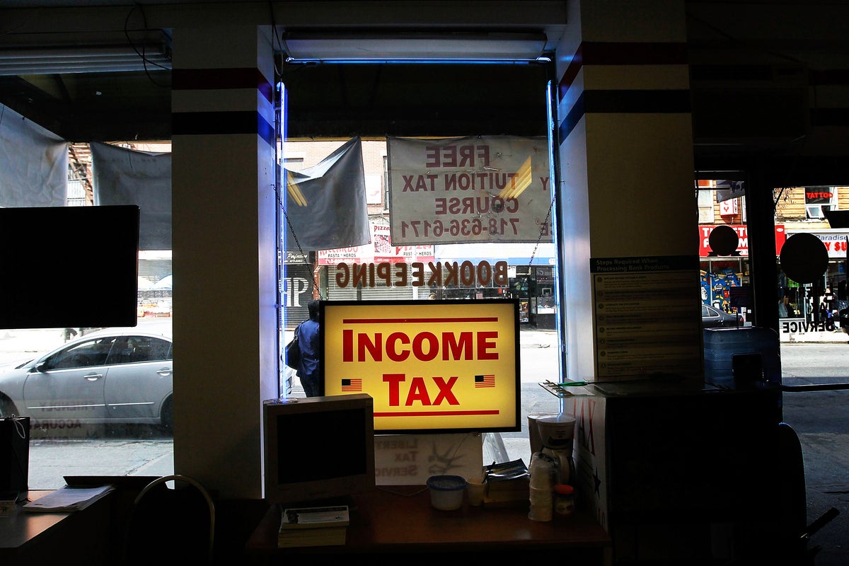 Inside the widening income tax rate gap for residents in blue states compared to red states