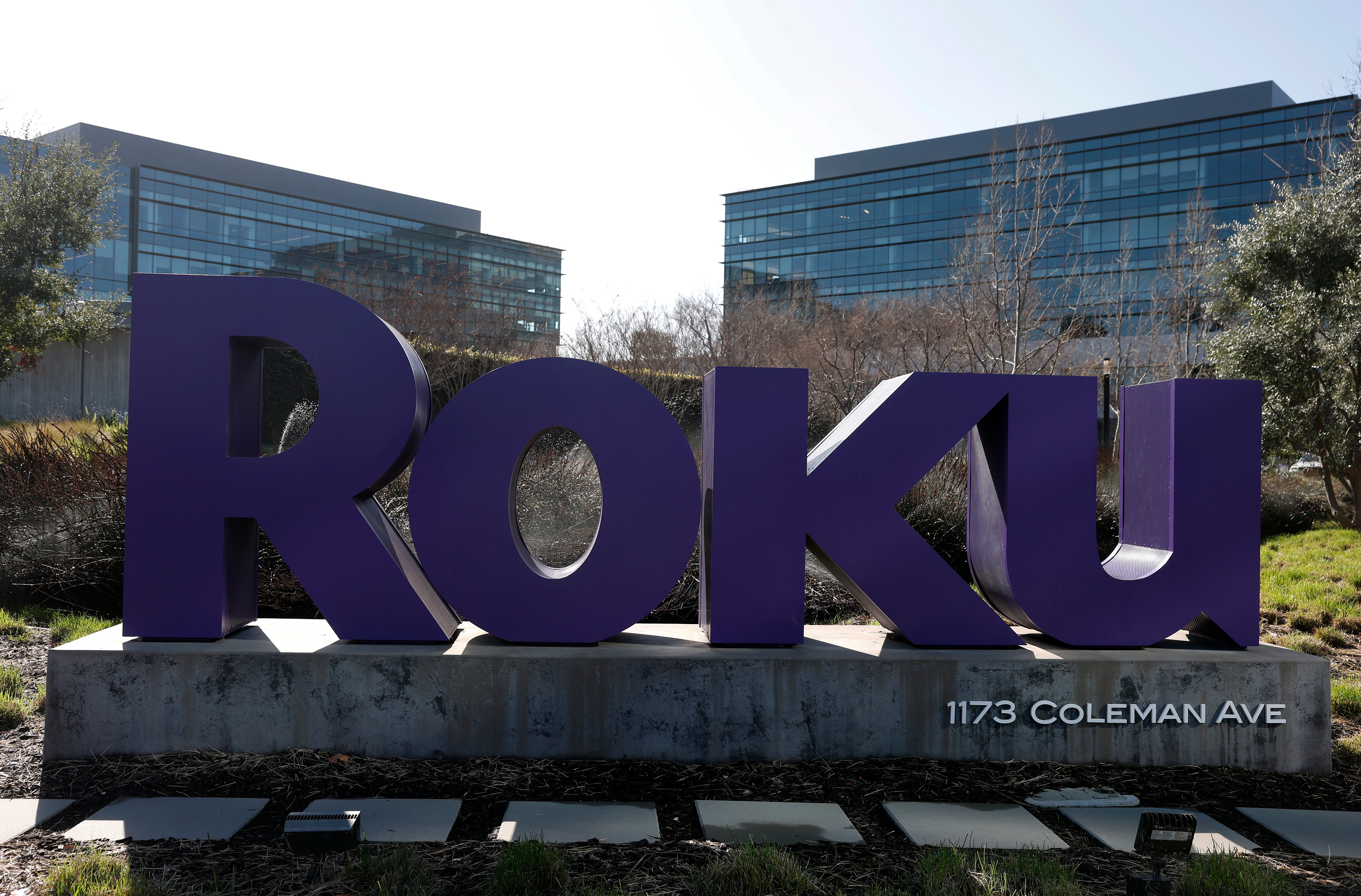 A conflict involving nan improvement successful English of a streaming Spanish-language TV show connected Roku has now resulted successful dueling lawsuits betwixt Paramount Skydance leader Jeff Shell and high-stakes gambler R.J. Cipriani