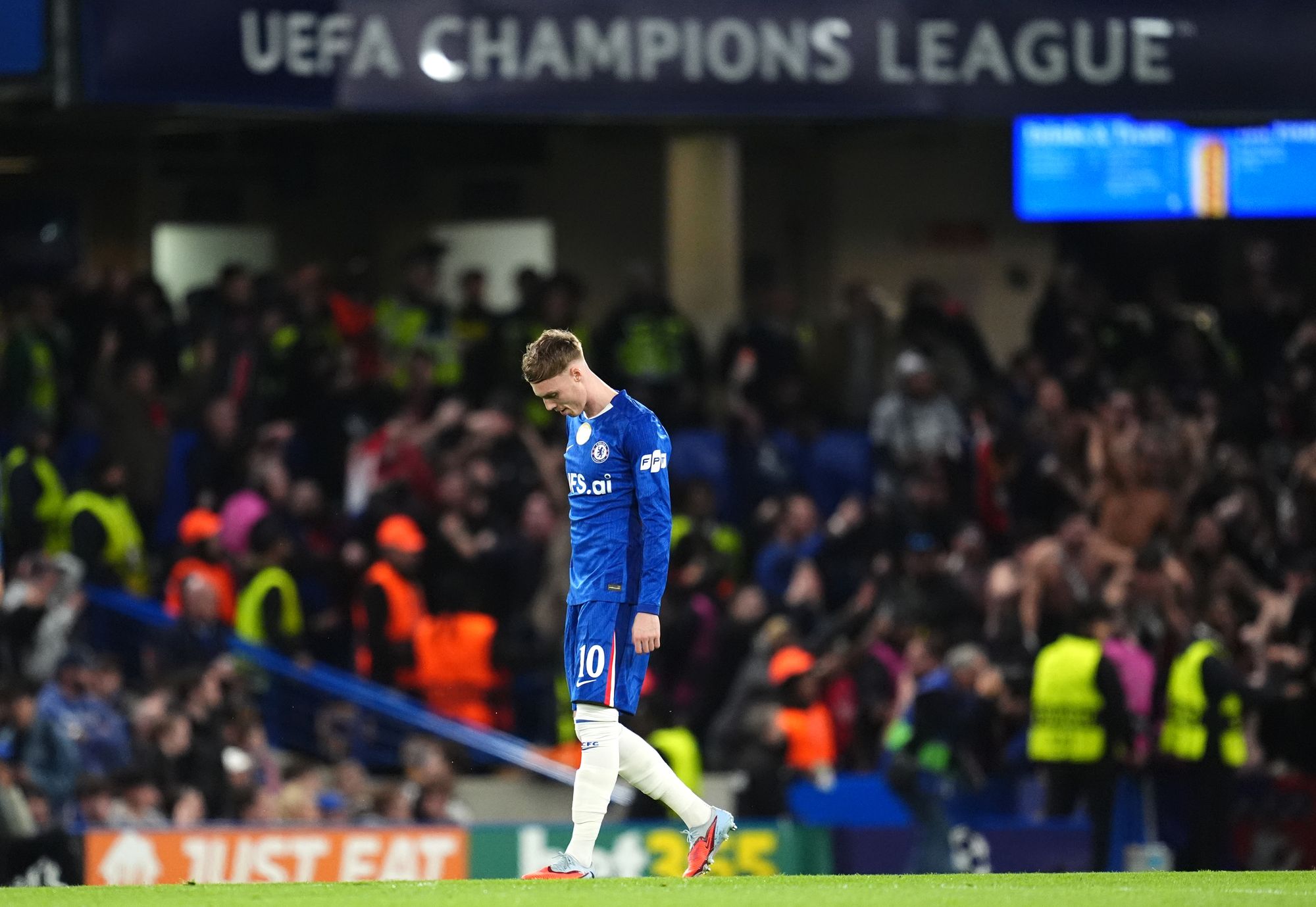 Cole Palmer luce desconsolado durante la derrota del Chelsea en la Liga de Campeones ante el PSG