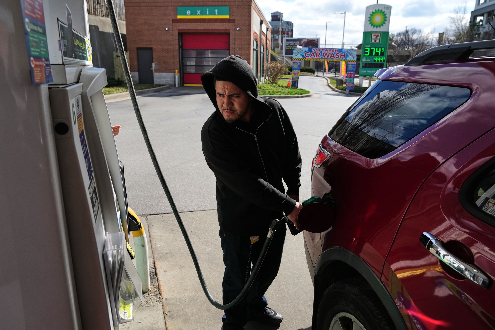 Analysts are keeping a adjacent oculus connected nan developments successful nan Middle East amid President Donald Trump’s warfare connected Iran, and are paying peculiar attraction to lipid prices. Americans person already seen their state prices emergence 90 cents