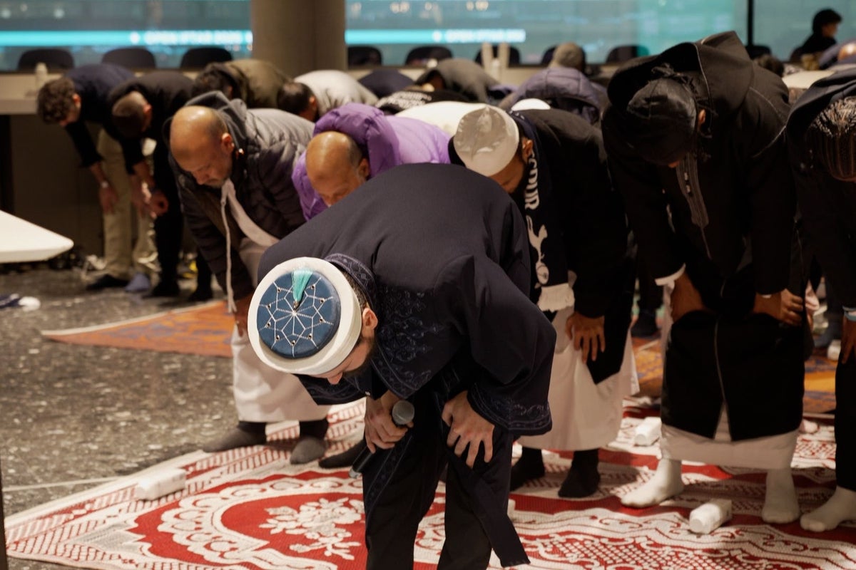 Government to keep mass religious observances after Farage calls to ban them