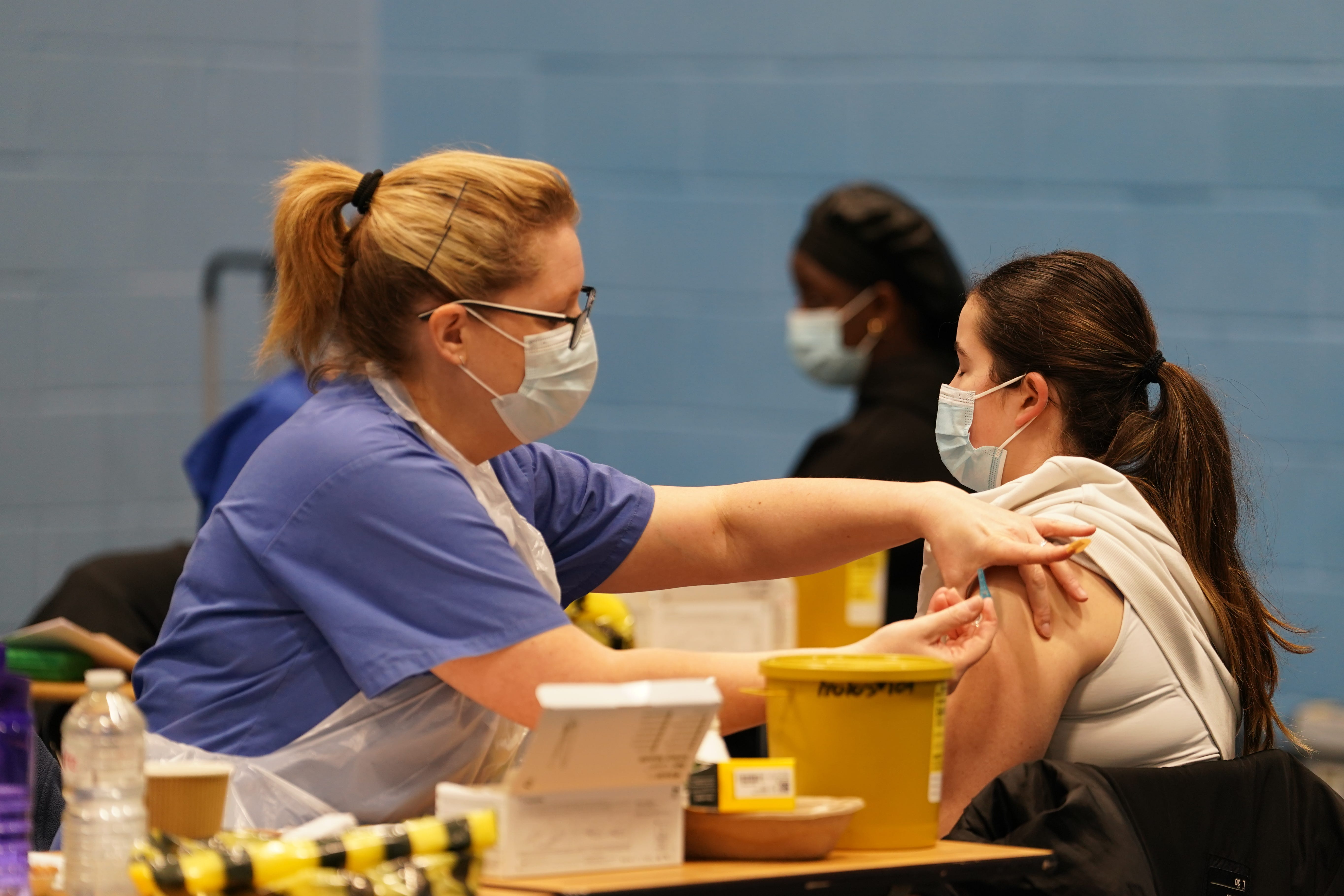 Year 13 pupils and those under 25 embarking on university or residential further education this autumn will be offered a meningitis B (MenB) vaccine, the government has announced