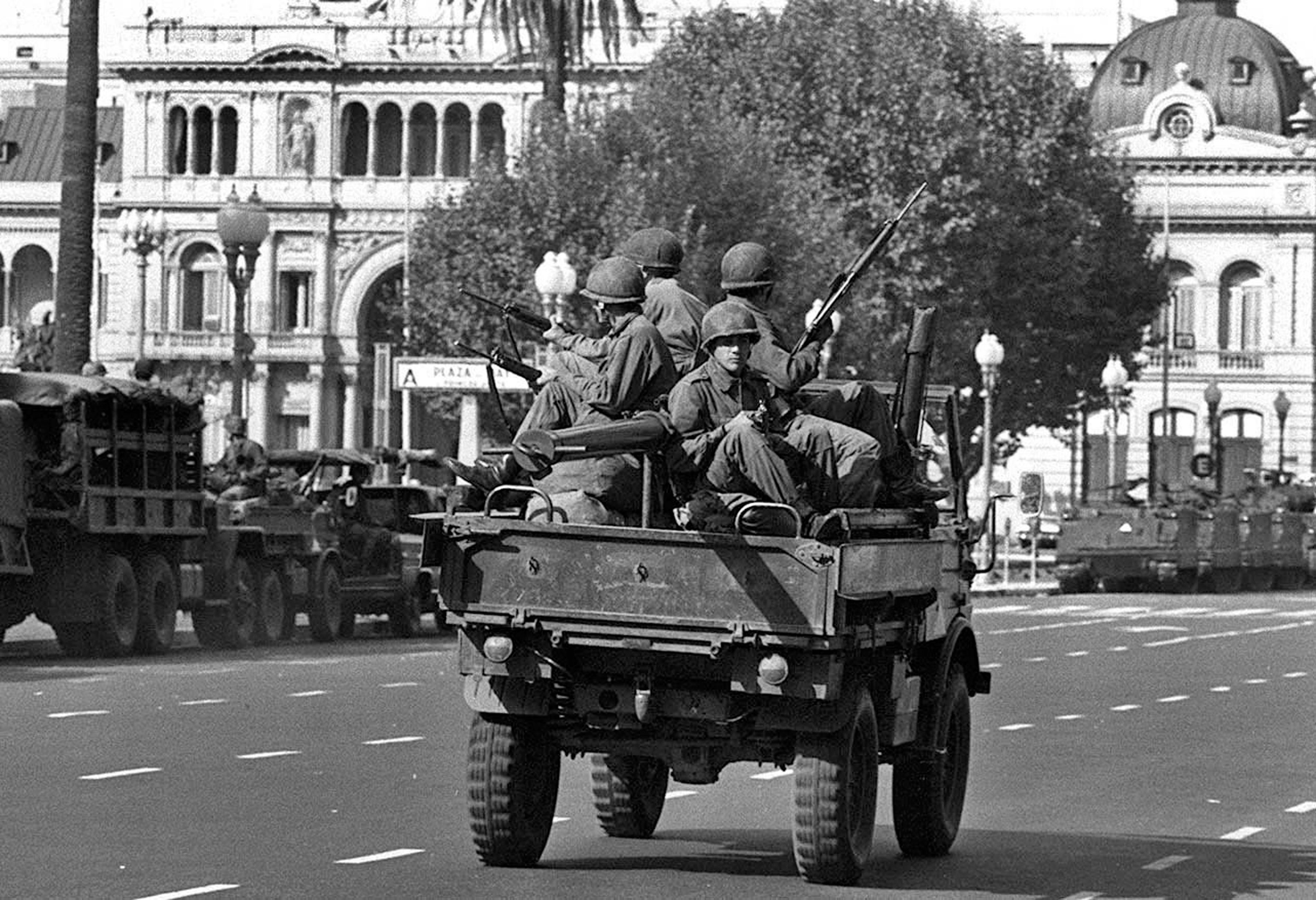 Argentina's service troops patrol successful Buenos Aires, Argentina, March 1976, aft a subject coup overthrew President María Estela Martínez de Peron