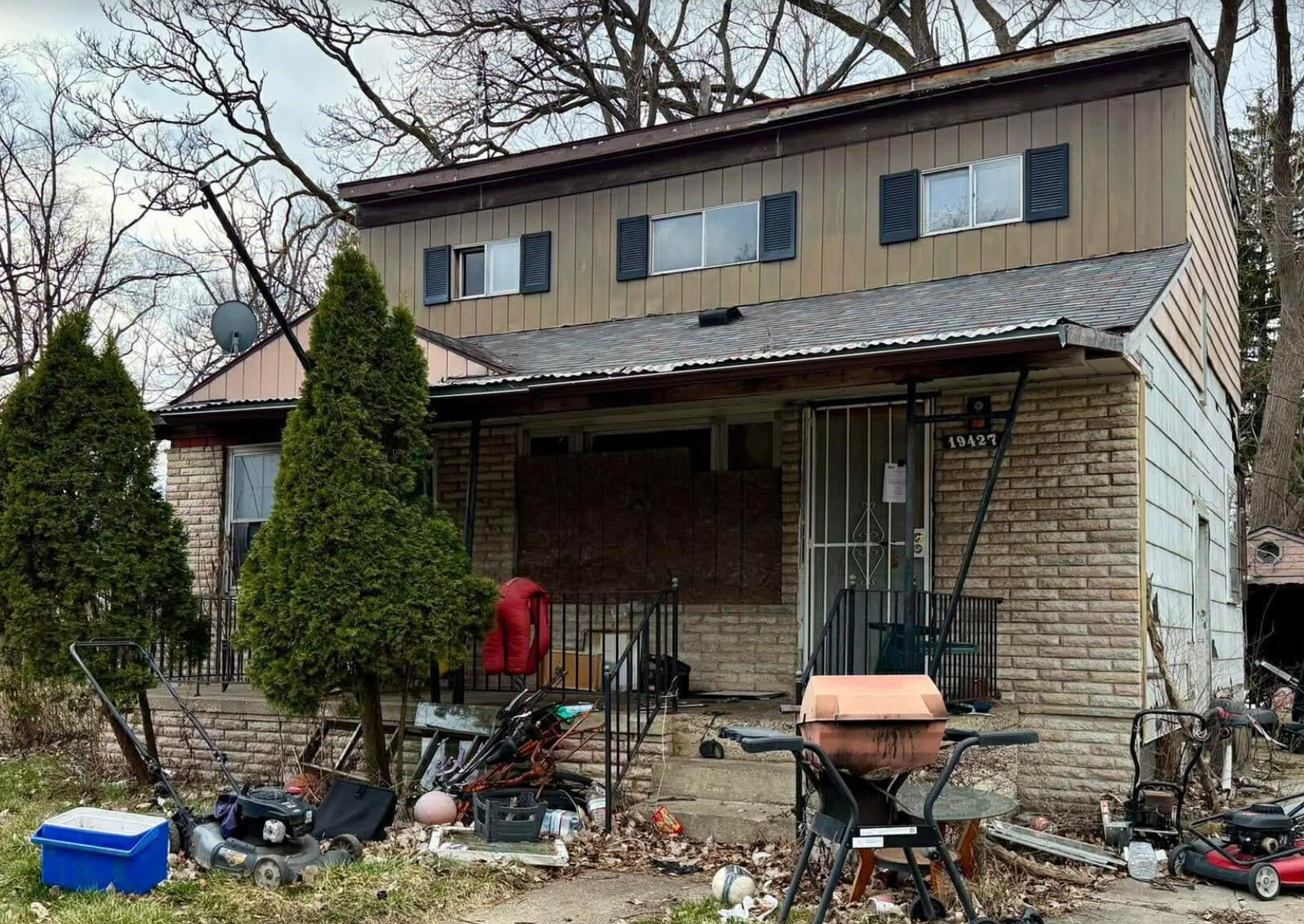 The teen woman was allegedly held astatine Agee's location connected nan westbound side. The windows were reportedly boarded up and nan doorknobs were removed