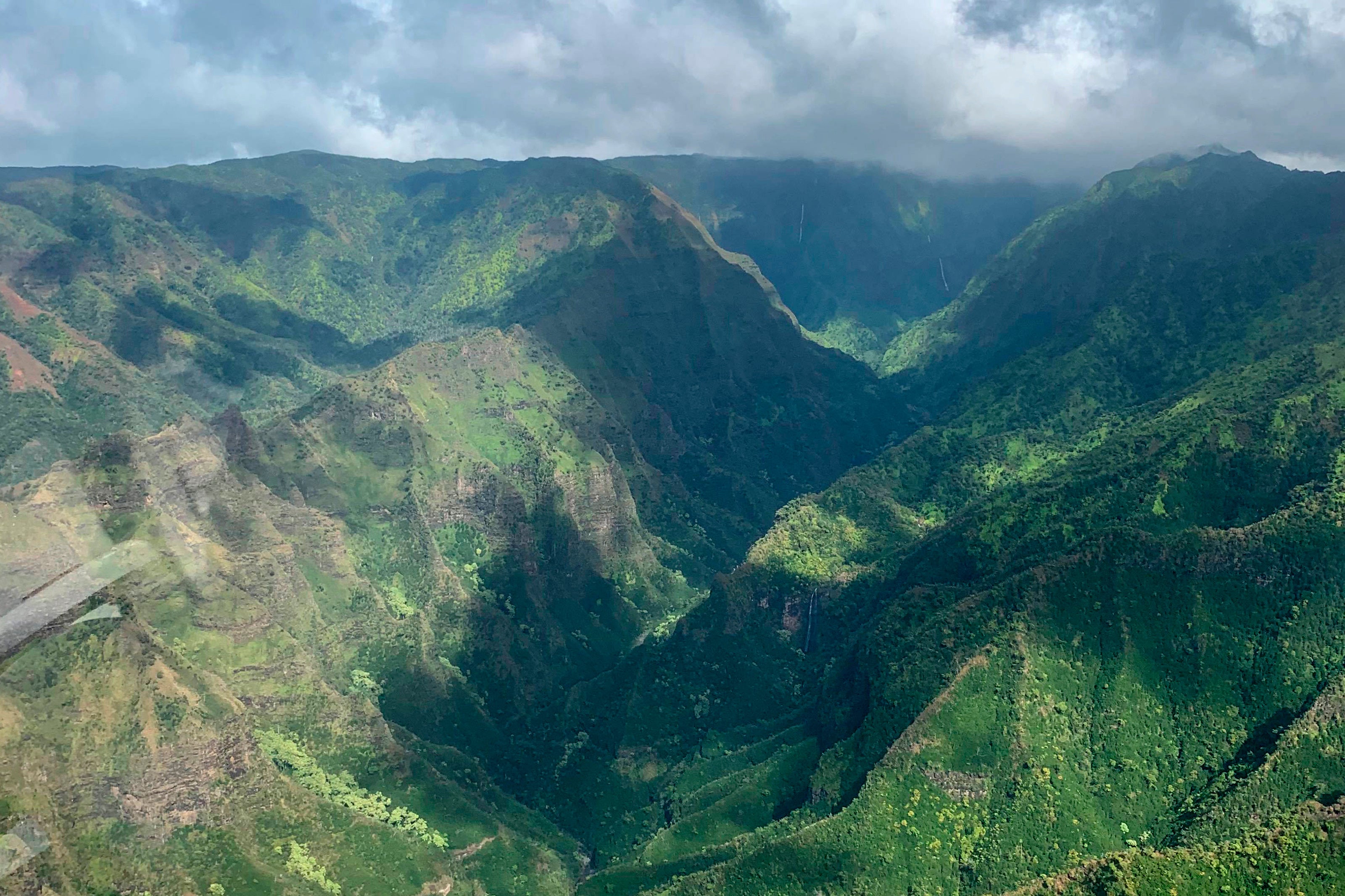 The formation is connected nan Na Pali Coast connected Kauai’s northbound shore
