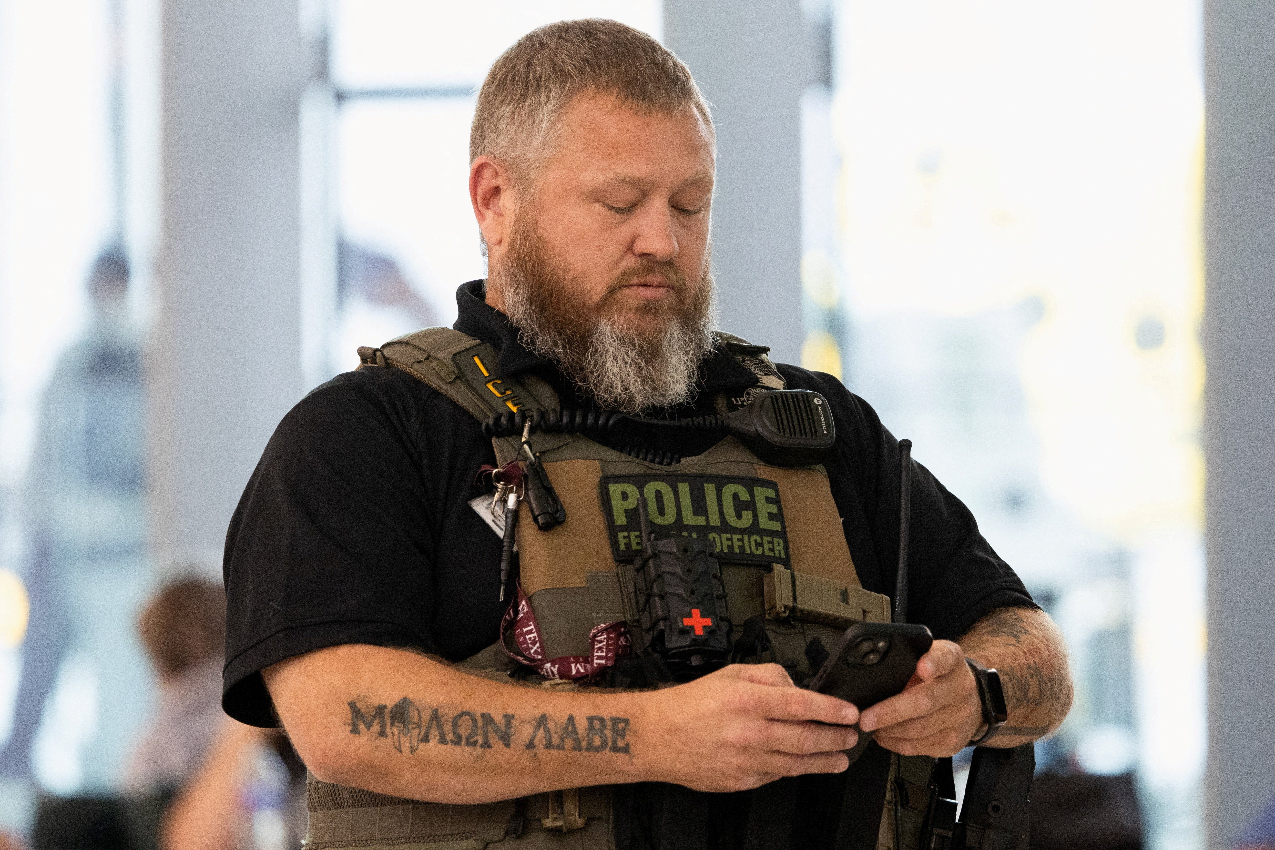 Agents person been reported opinionated astir successful groups, utilizing their phones, and not making a dent successful nan hours-long information lines plaguing nan nation’s busiest airports