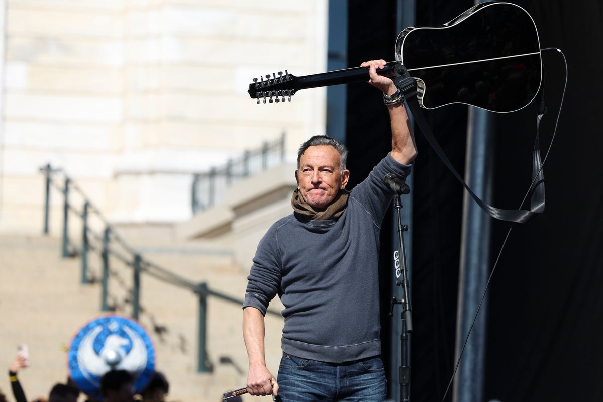 Bruce Springsteen starts new tour in Minneapolis honoring city’s ICE protests