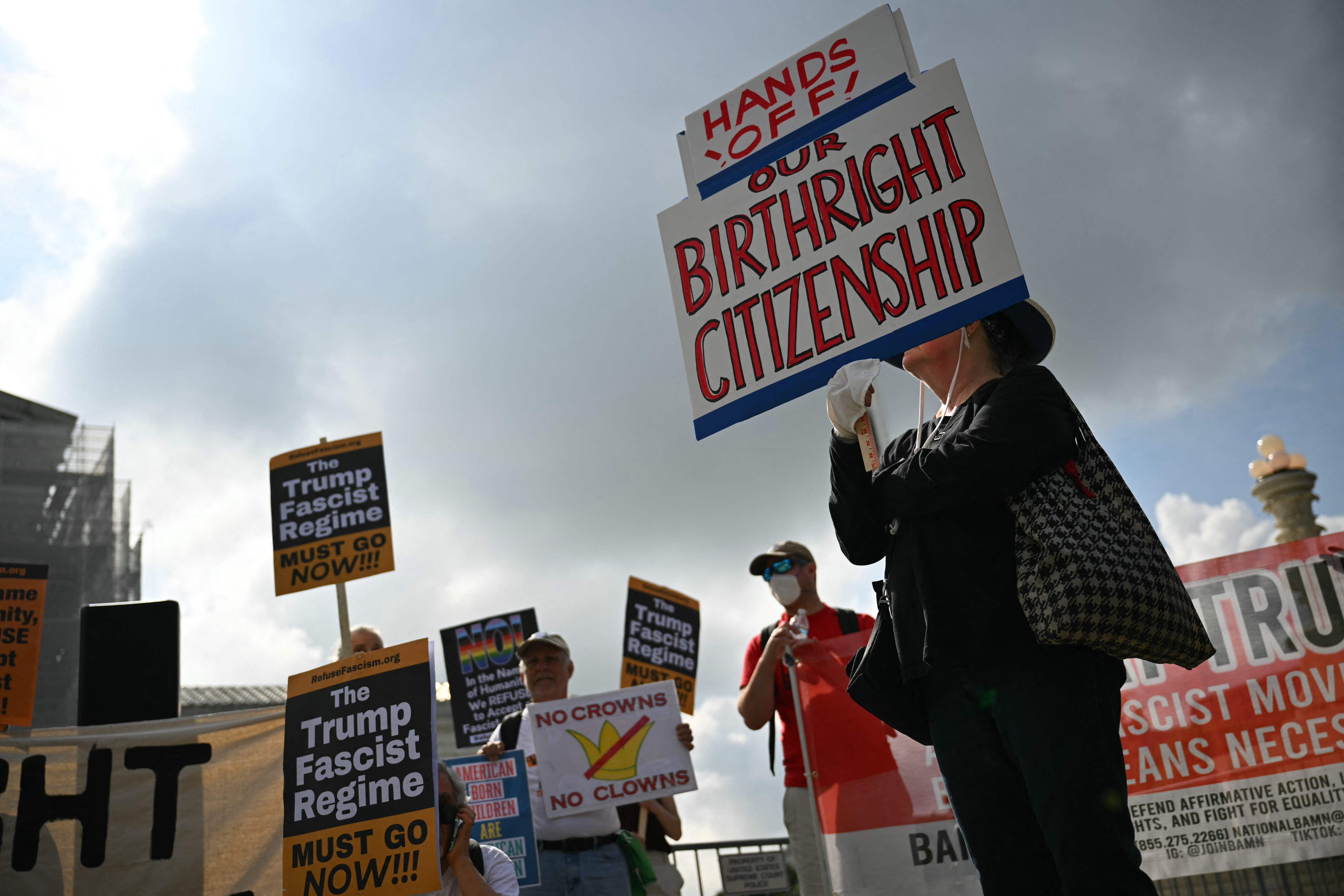 The wide justices request astatine slightest 2 of nan conservatives to subordinate them to shape a majority