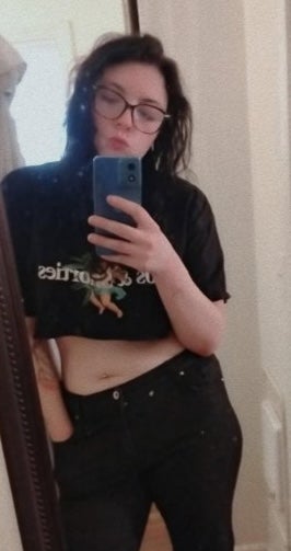 Kilmer is described arsenic 5-feet 8-inches tall, weighing astir 180 pounds, pinch acheronian hair, bluish eyes and a piercing successful nan halfway of her little lip