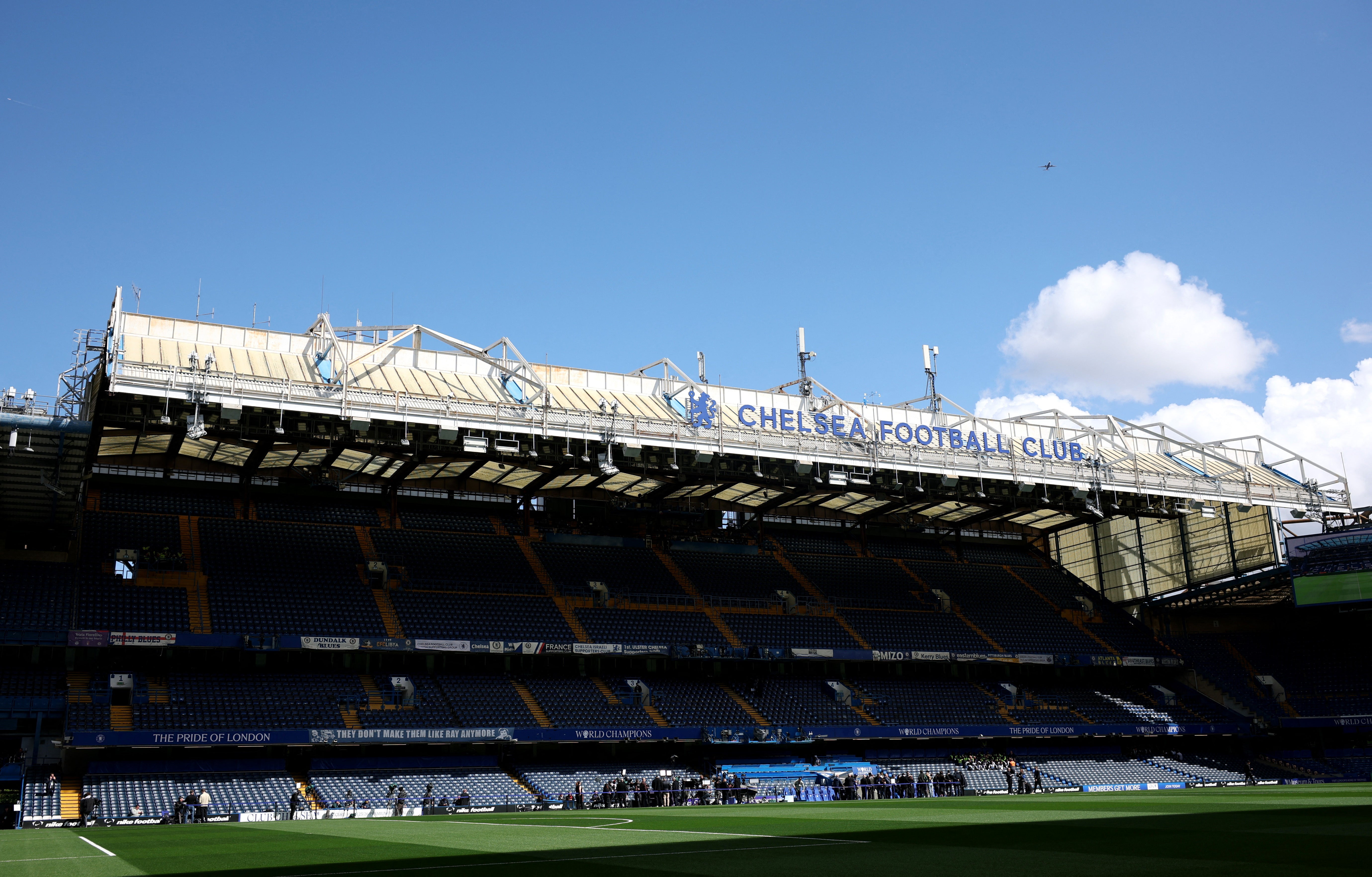 Chelsea vs Man City LIVE: Team news as Pep Guardiola’s side look to capitalise on Arsenal loss in Premier League title race