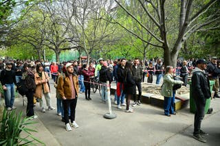 Ljudi čekaju u redu za glasanje izvan biračkog mjesta tijekom mađarskih parlamentarnih izbora u Budimpešti, Mađarska
