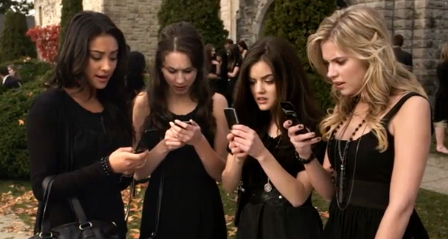A chilling text message – or possibly a singular thumbs-up – arrives in ‘Pretty Little Liars’
