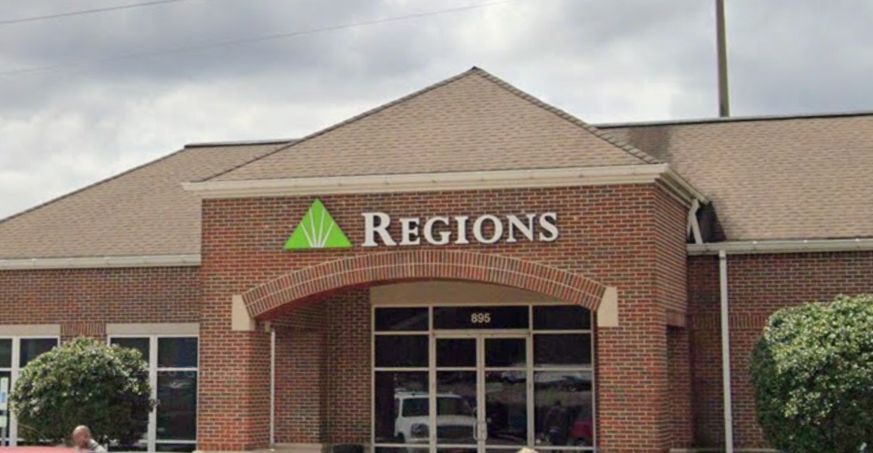 Elderly woman robs Alabama bank and then turns money over to cops