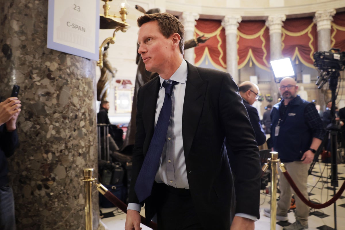 Paramount boss David Ellison to host dinner honoring Trump while awaiting federal approval to buy CNN: report