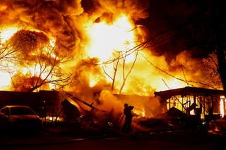 Vatrogasac radi na gradilištu materijala koji se može reciklirati pogođenim ruskim raketnim udarom u Kijevu