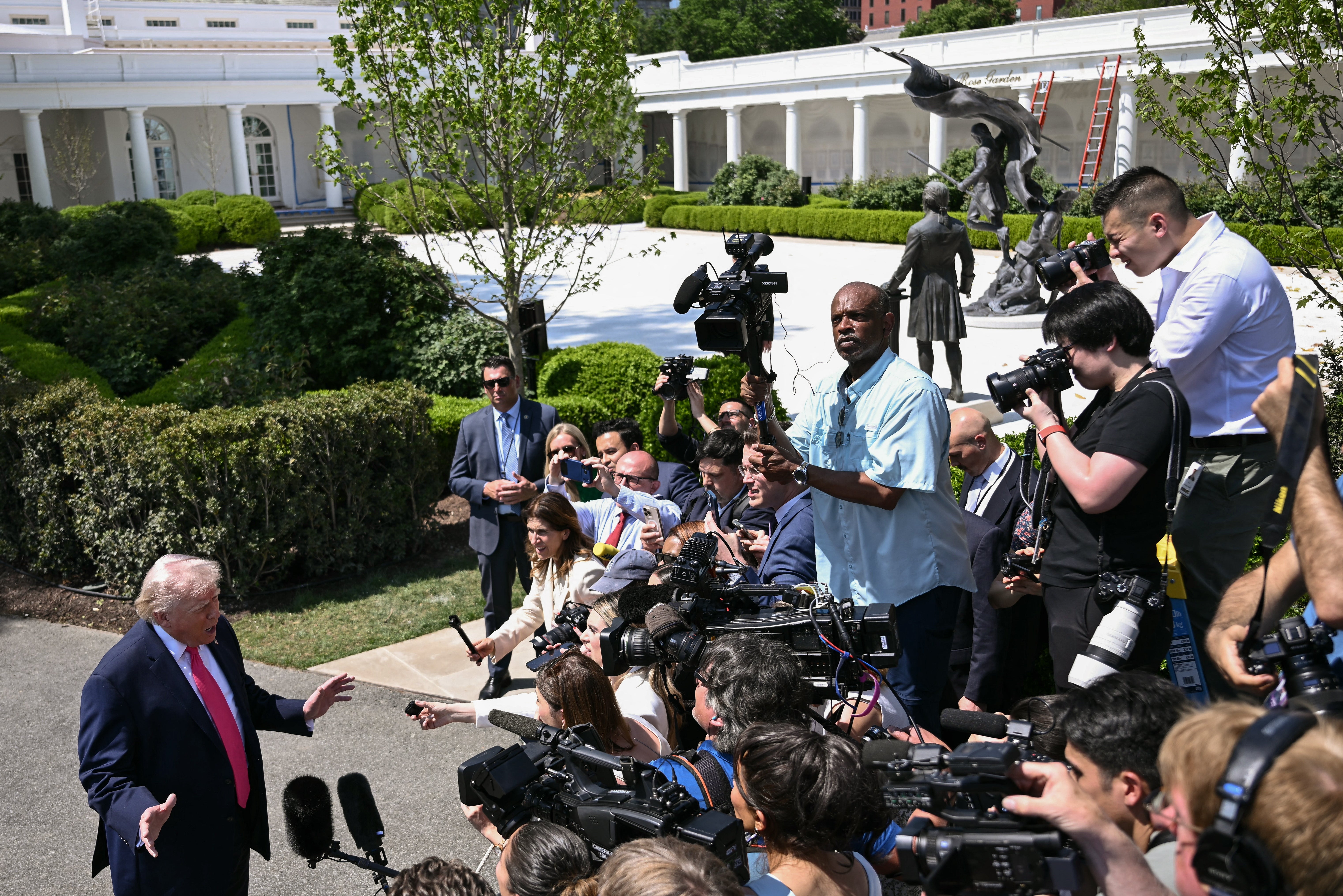 El presidente y su administración han atacado repetidamente a la prensa por informar información poco halagadora o publicar artículos basados ​​en pistas de fuentes anónimas.