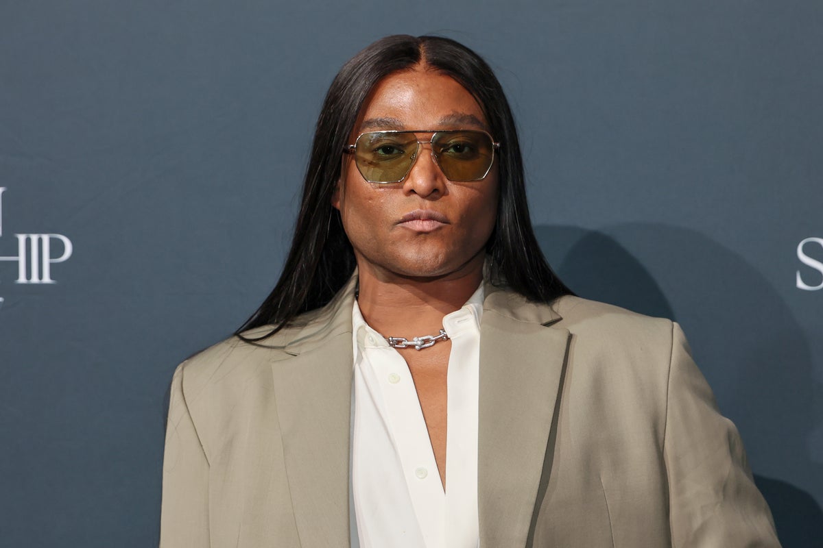 Zendaya’s stylist Law Roach mocked online after sharing public complaint about premium Delta seat Zendaya’s stylist Law Roach mocked online after sharing public complaint about premium Delta seat