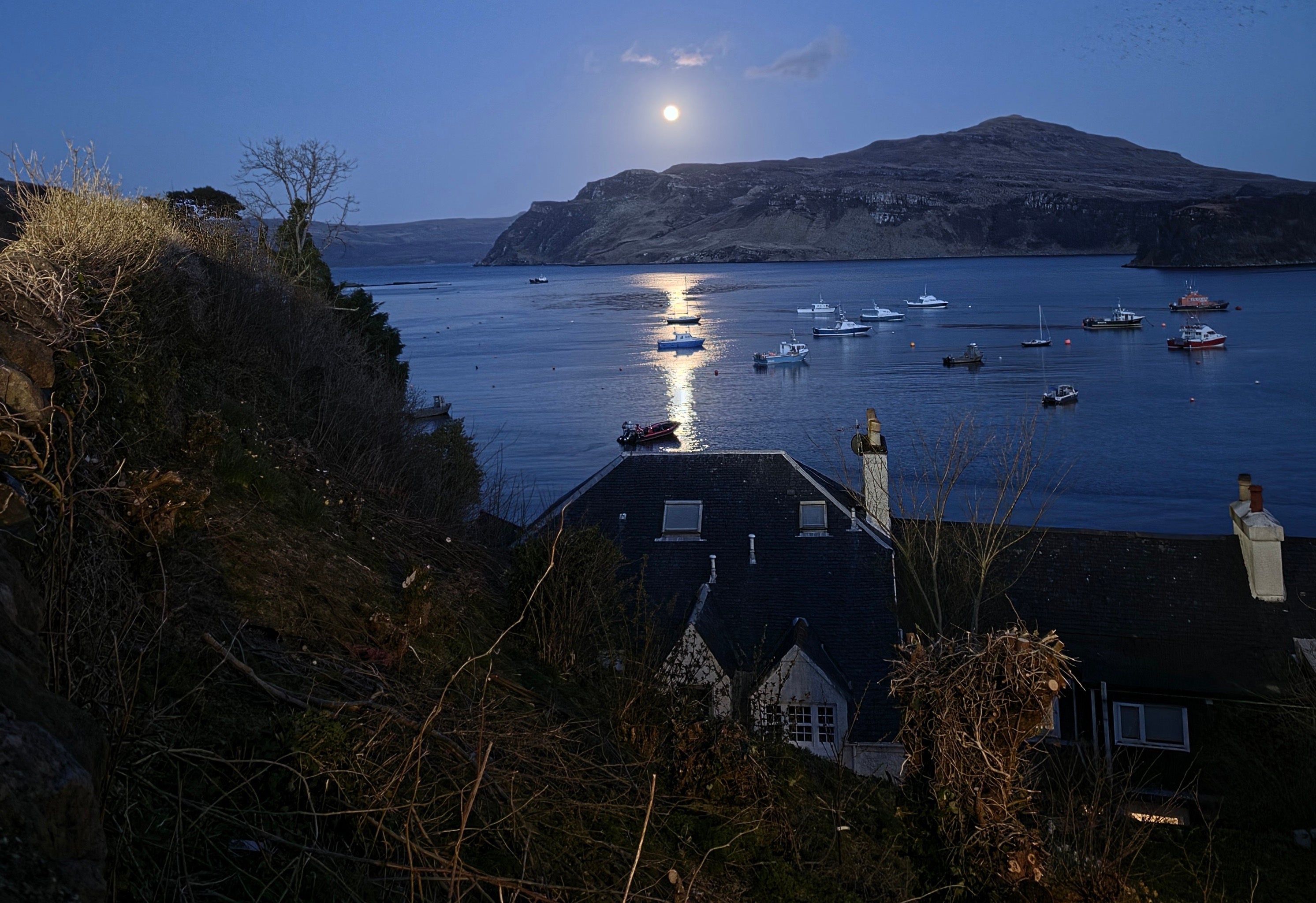 Nightography mode** enables you to capture brighter, more detailed evening shots