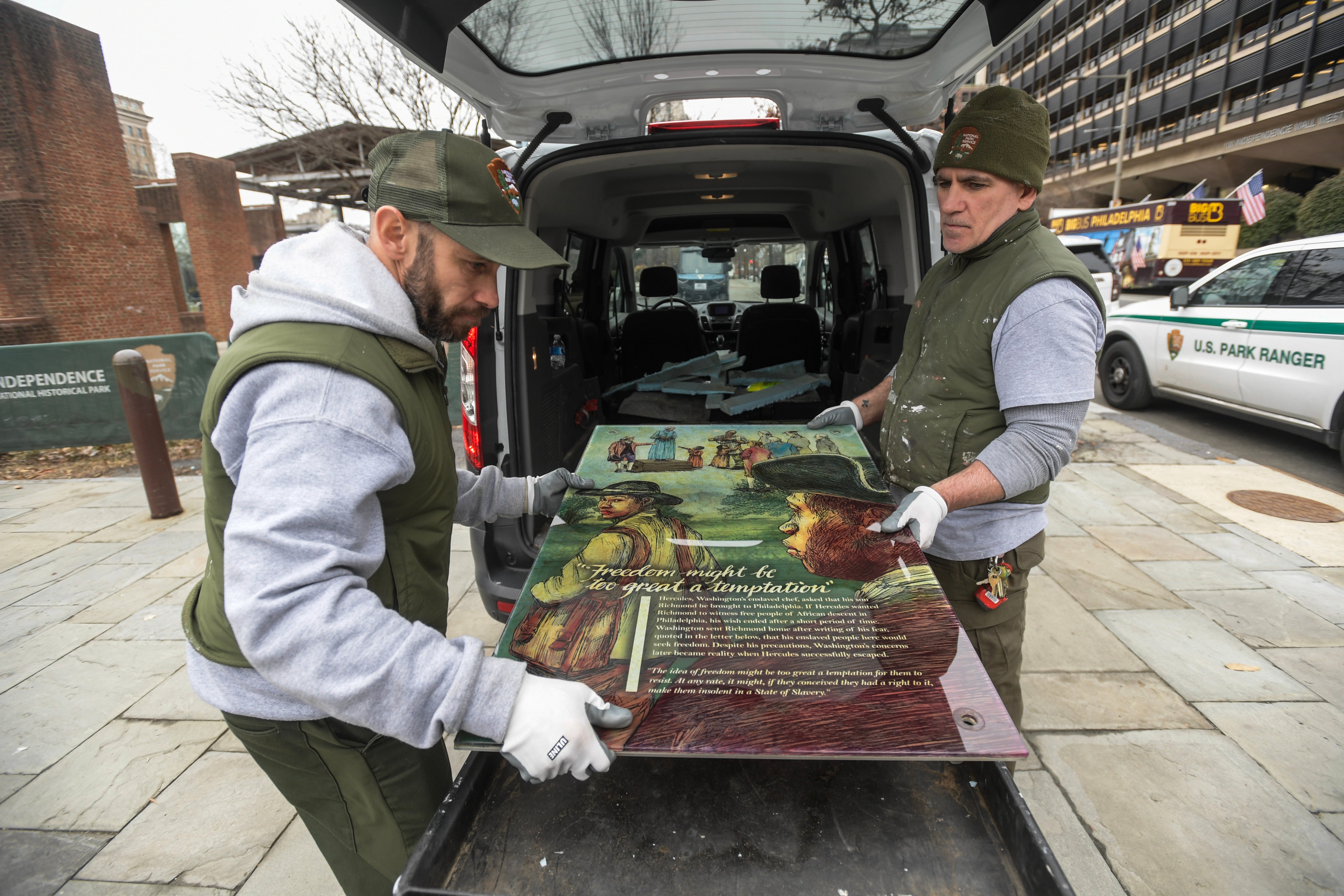 <p>National parks officials were ordered to restore panels describing enslaved people in Philadelphia, among dozens exhibits and signs that were removed under Donald Trump’s executive order to take down ‘negative’ history</p>