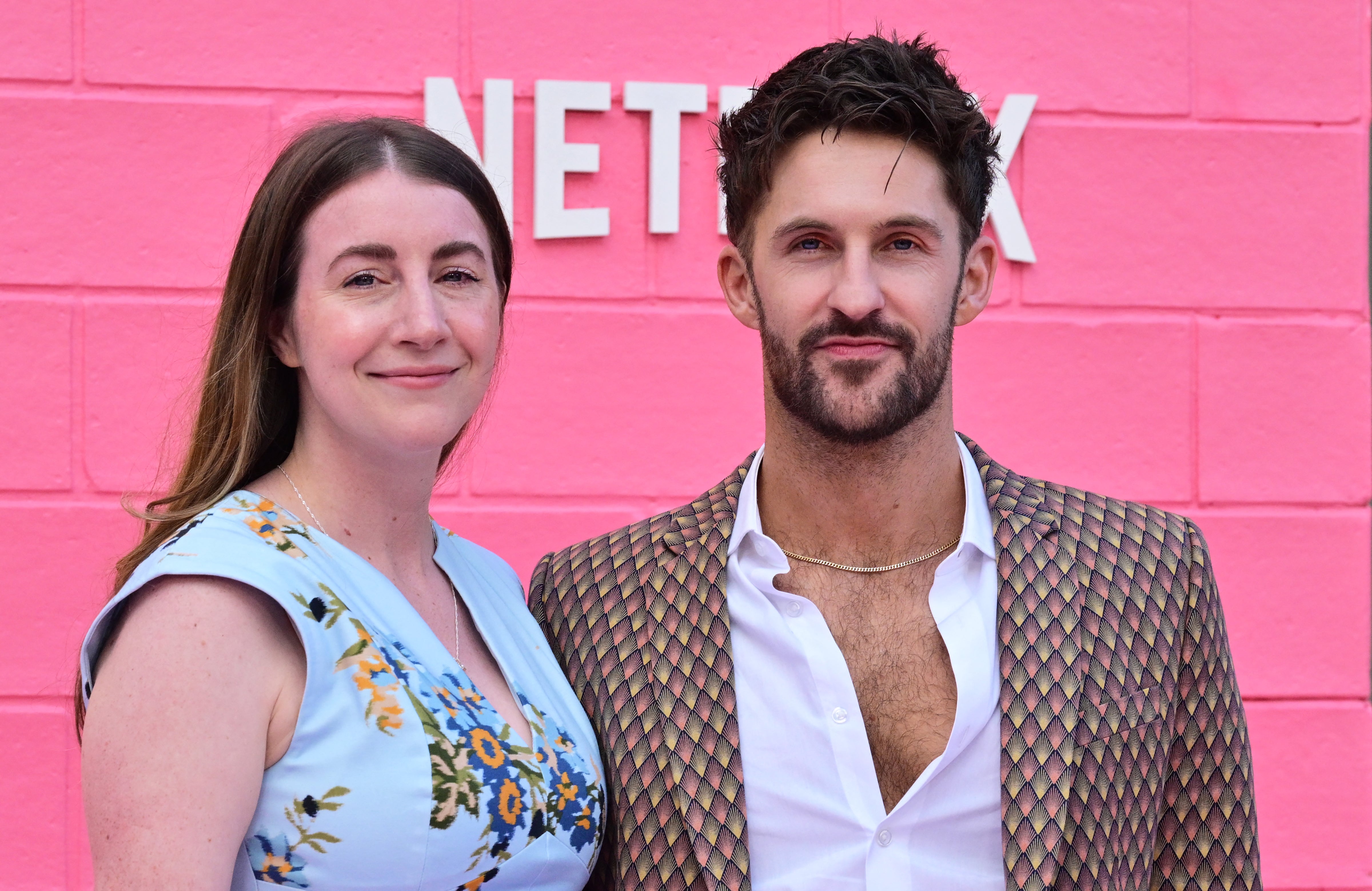 Jimmy Fowlie y Ceara O'Sullivan (en la foto) escribieron el sketch viral de Domingo en Saturday Night Live