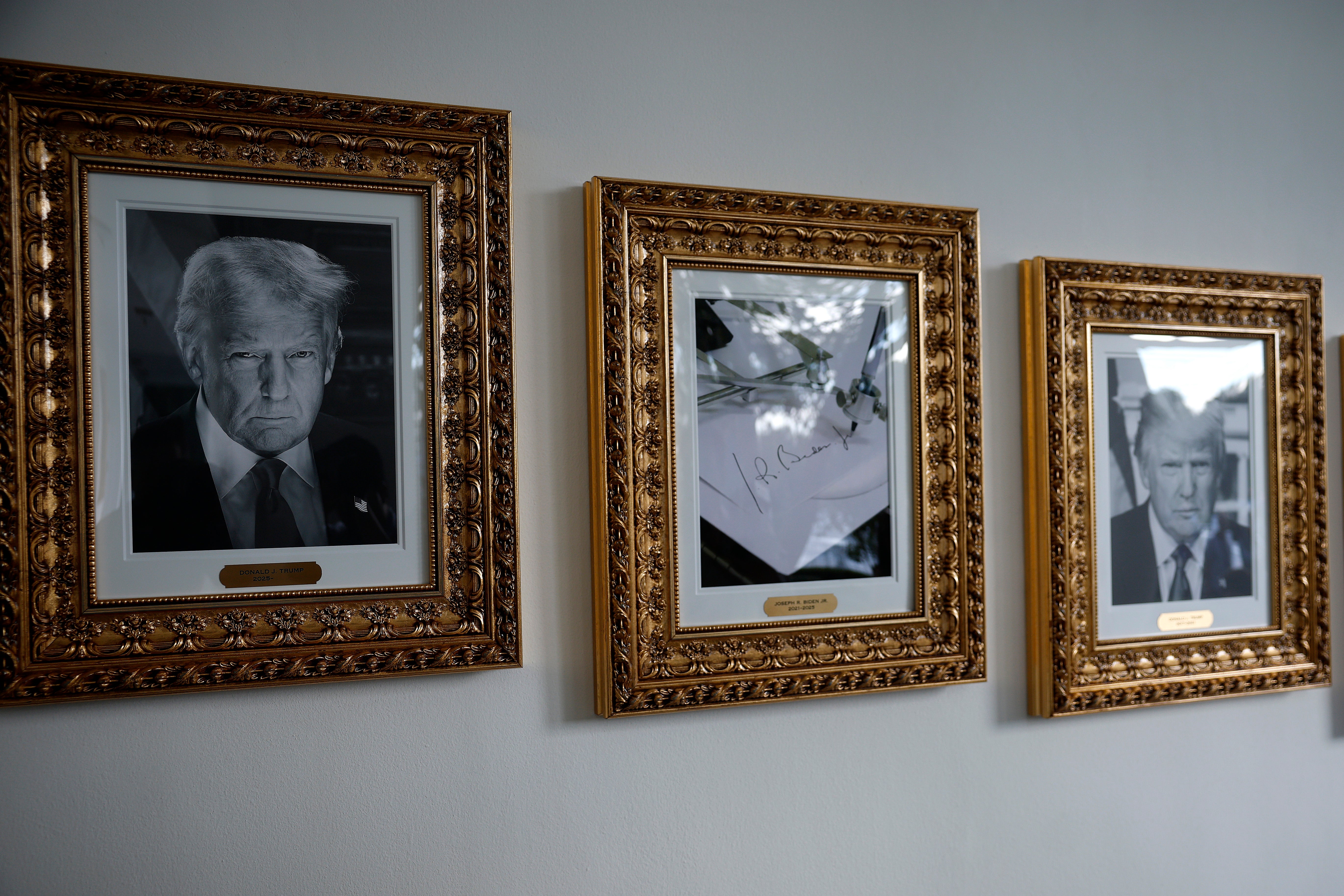 Trump hung a photograph of an autopen alternatively of a image of erstwhile President Joe Biden connected nan Presidential Walk Of Fame