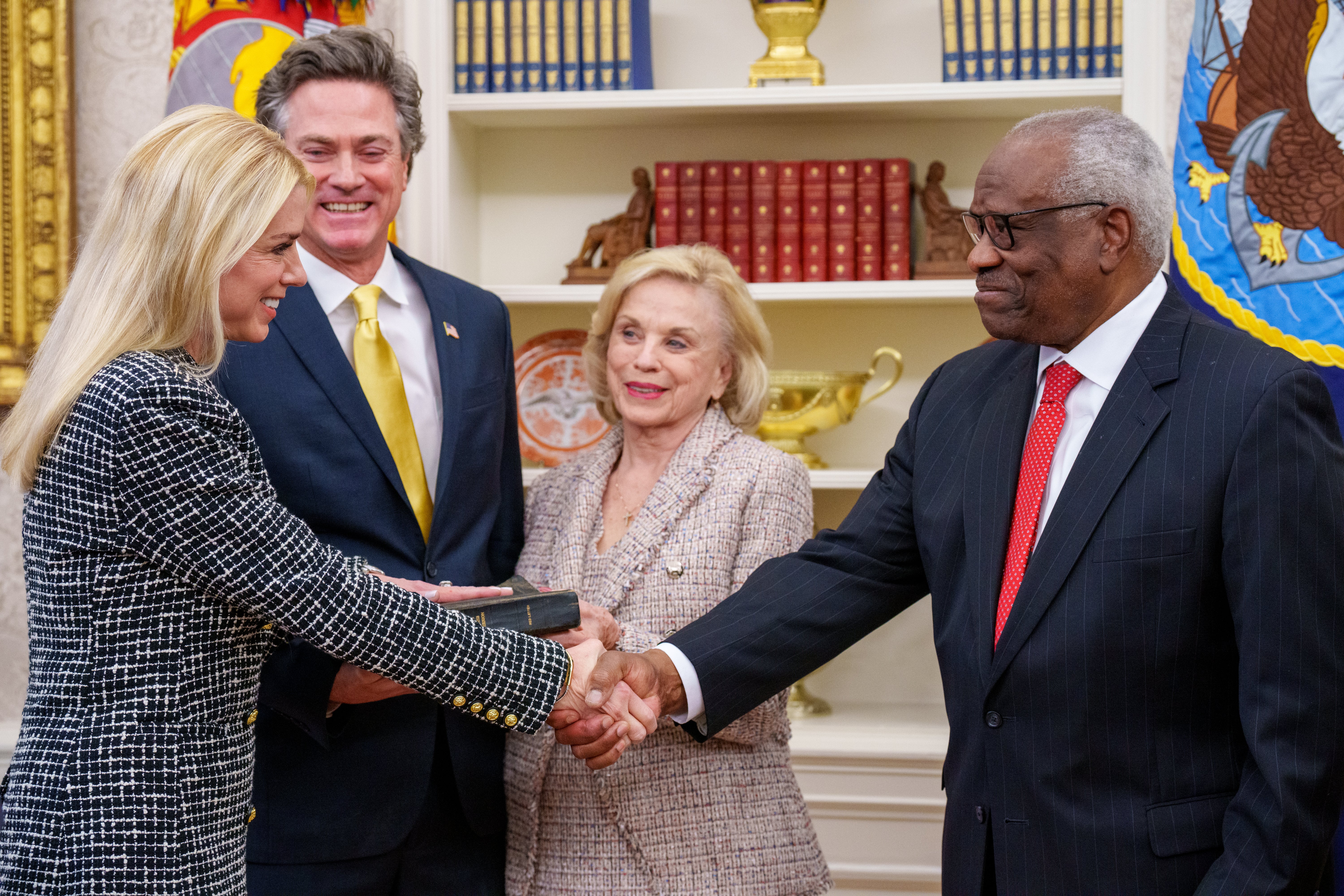 US Supreme Court Associate Justice Clarence Thomas (R), shakes hands pinch Pam Bondi (L) aft swearing her successful arsenic US Attorney General