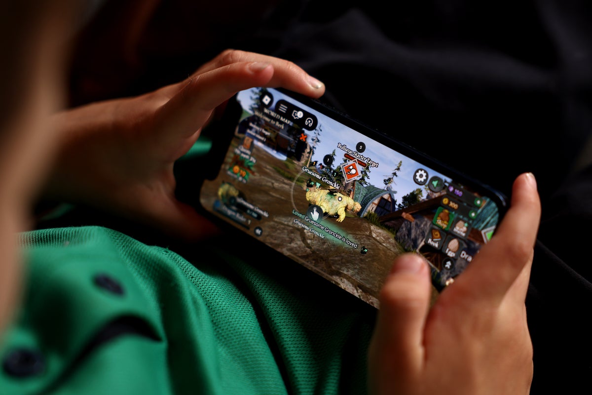 Why are online safety rules for children still not in place?